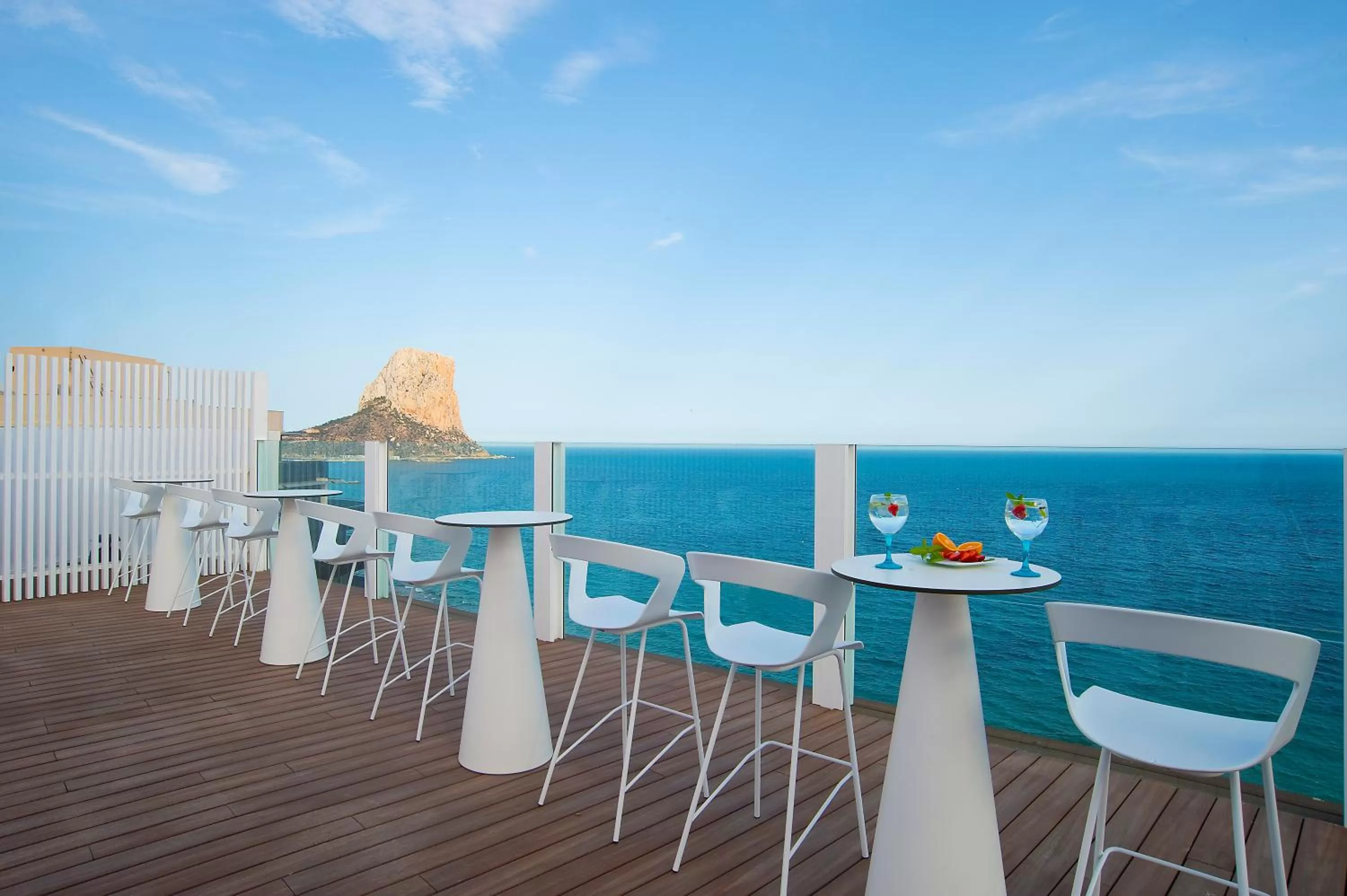Lounge or bar in Hotel Bahía Calpe by Pierre & Vacances