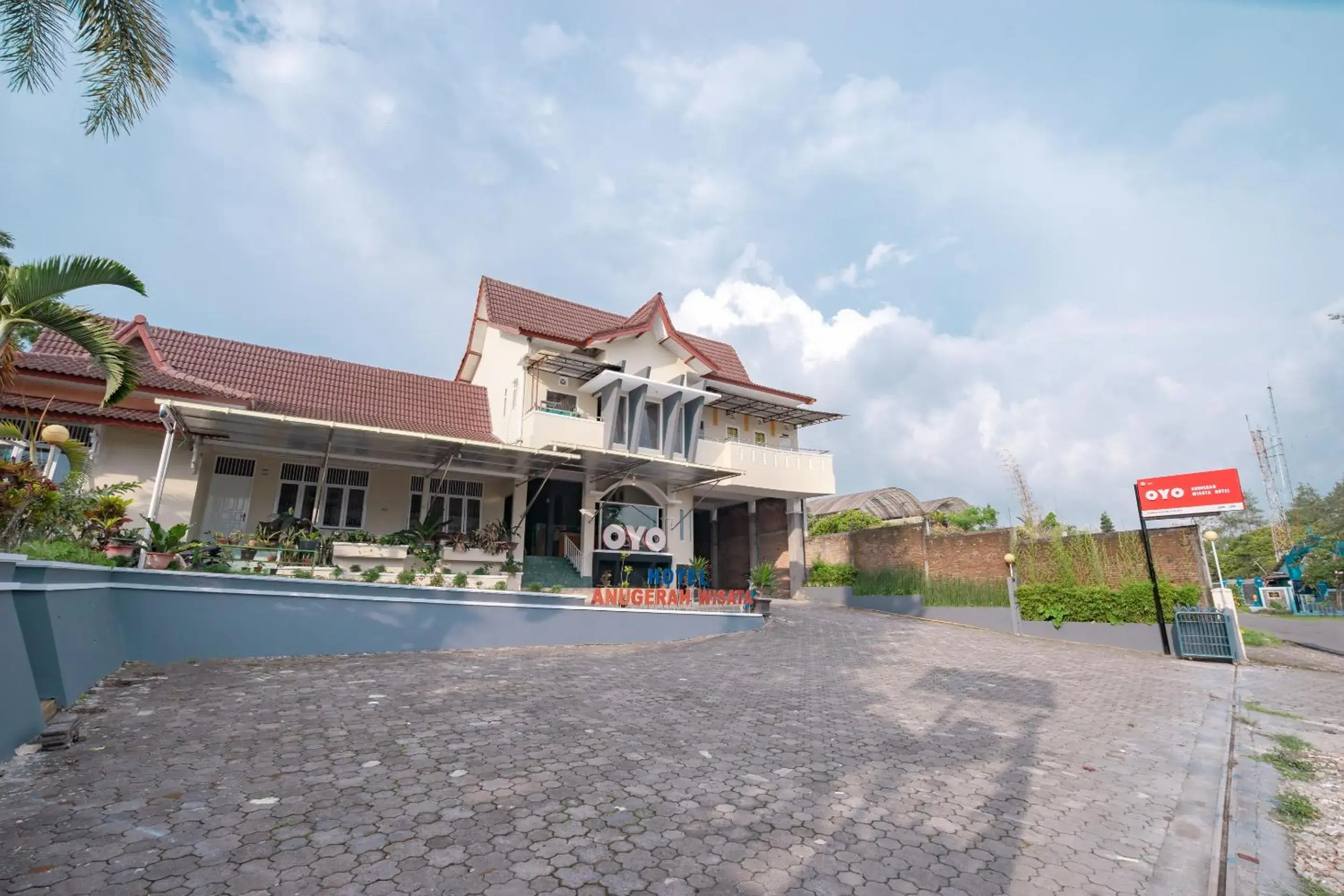 Facade/entrance, Property Building in OYO 1962 Anugerah Wisata Hotel