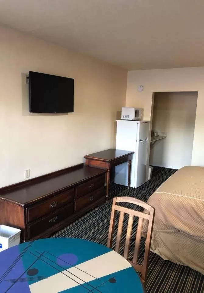 TV and multimedia, Bed in Scottish Inn and Suites Perry