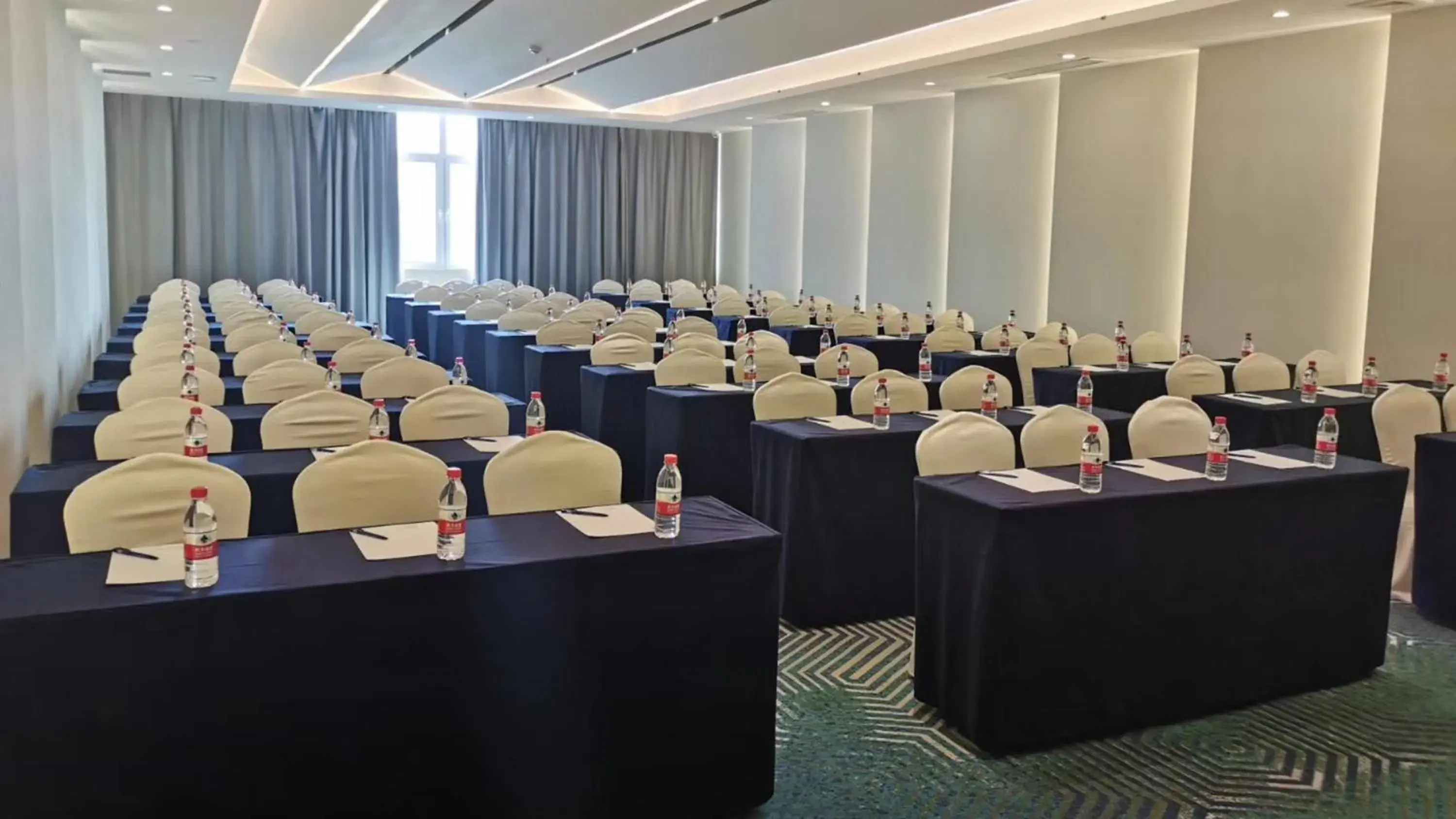 Meeting/conference room in Holiday Inn Express Linyi West, an IHG Hotel