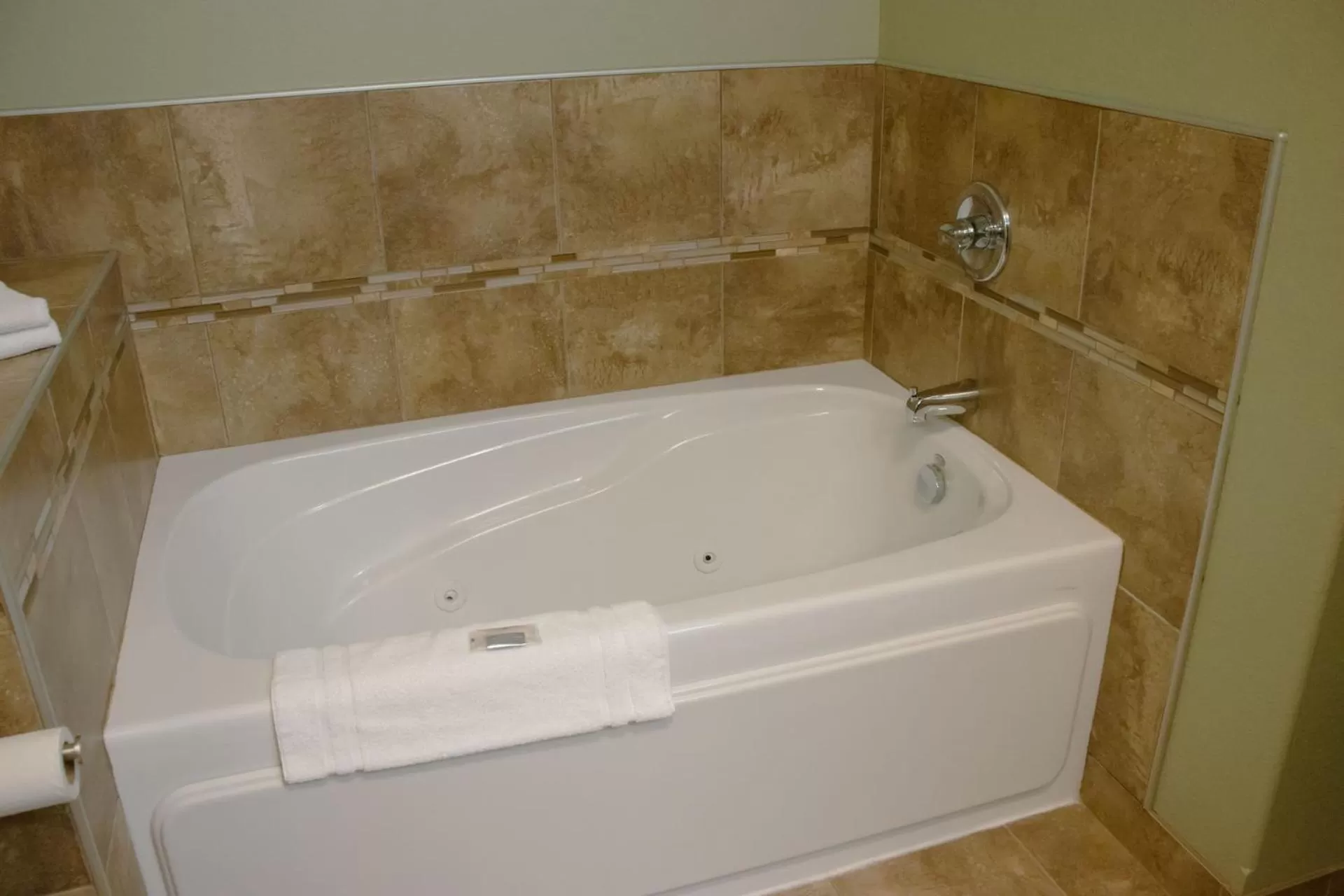 Bath in Expressway Suites of Grand Forks