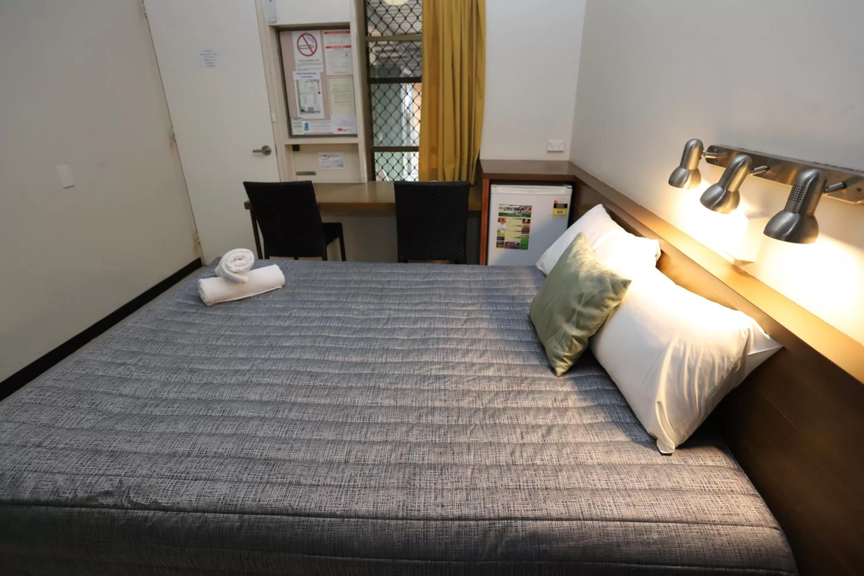 Bedroom, Bed in Miners Lodge Motor Inn