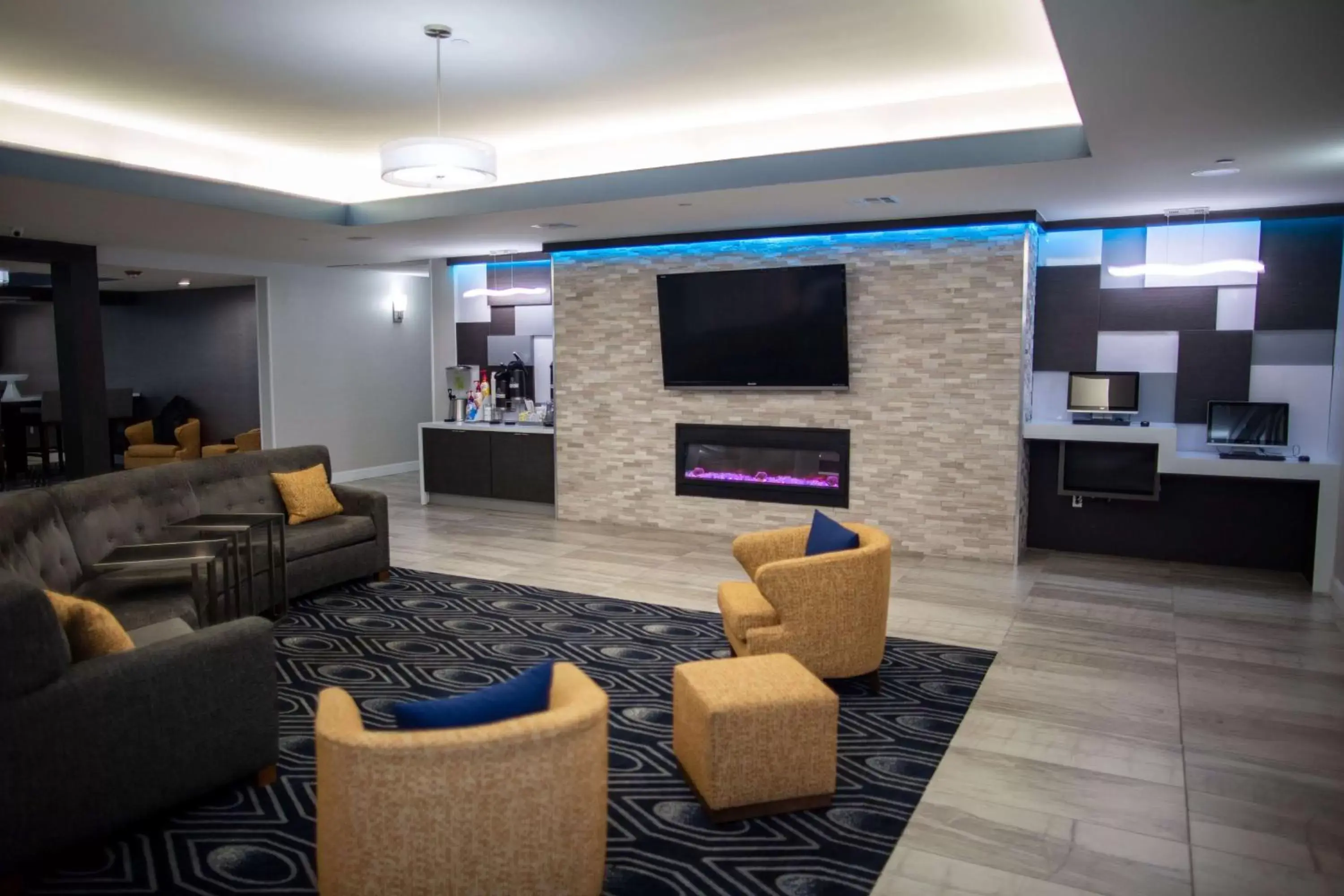Lobby or reception, Lounge/Bar in La Quinta by Wyndham Houston East at Normandy