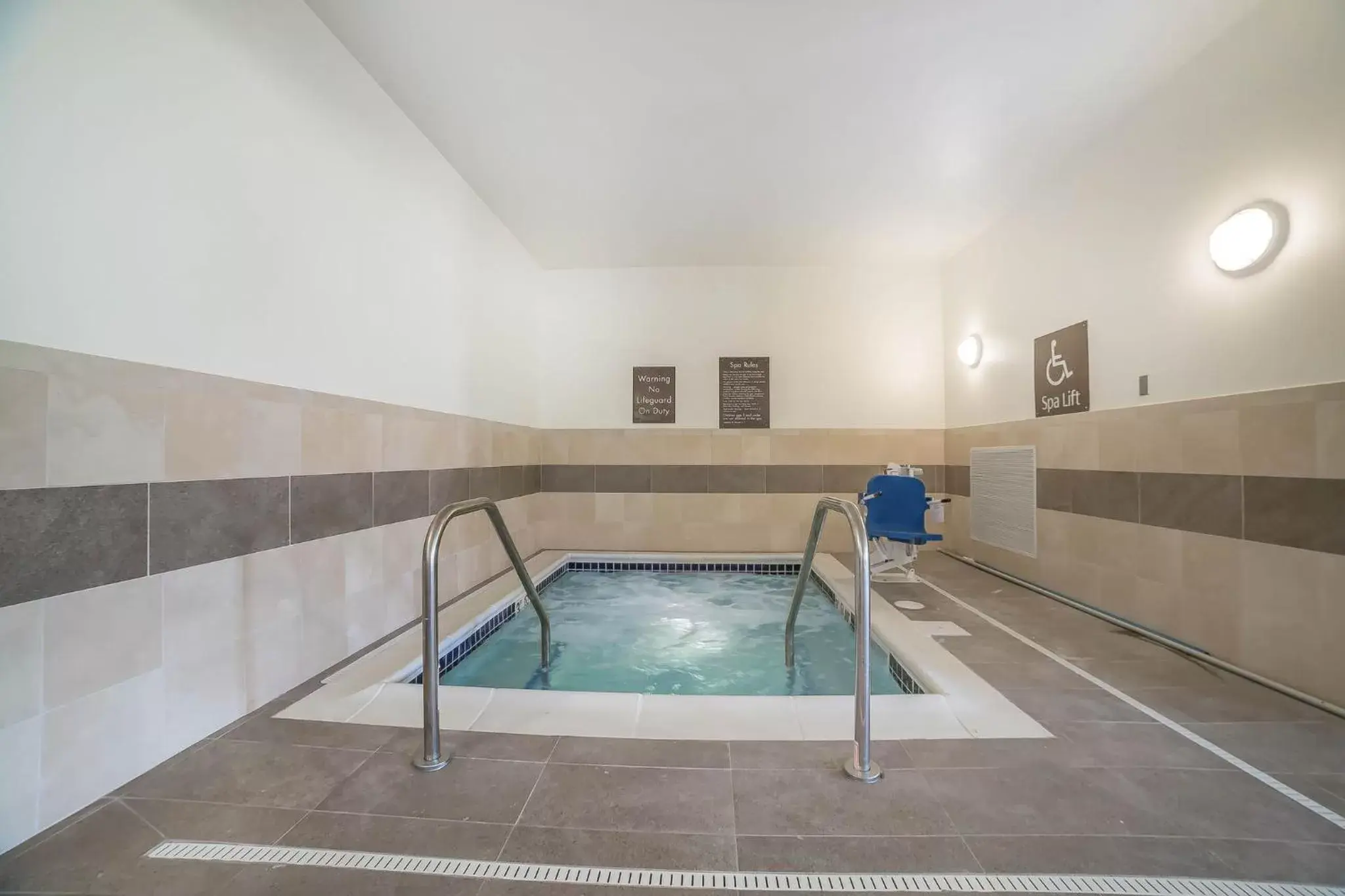 Property building, Swimming Pool in Comfort Suites Billings
