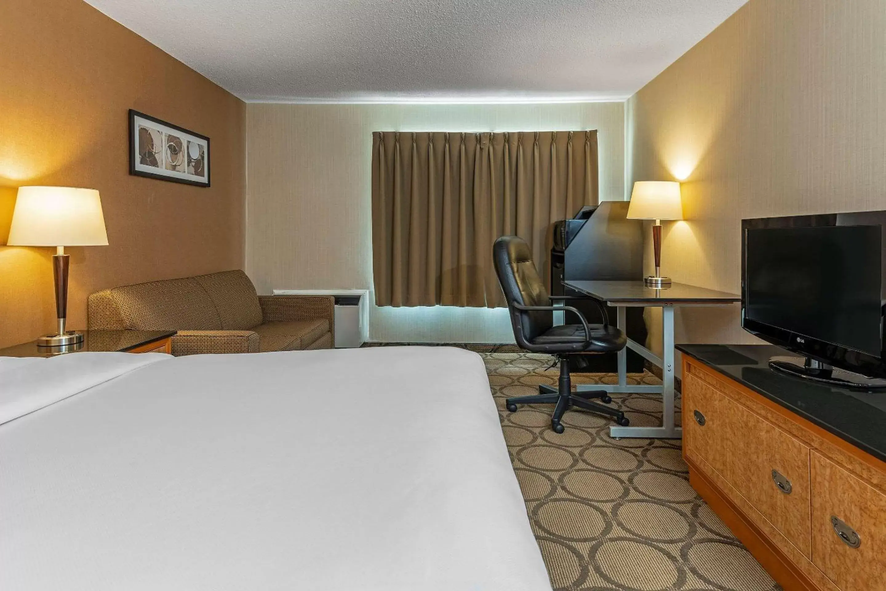 Photo of the whole room, TV/Entertainment Center in Comfort Inn Edmonton West