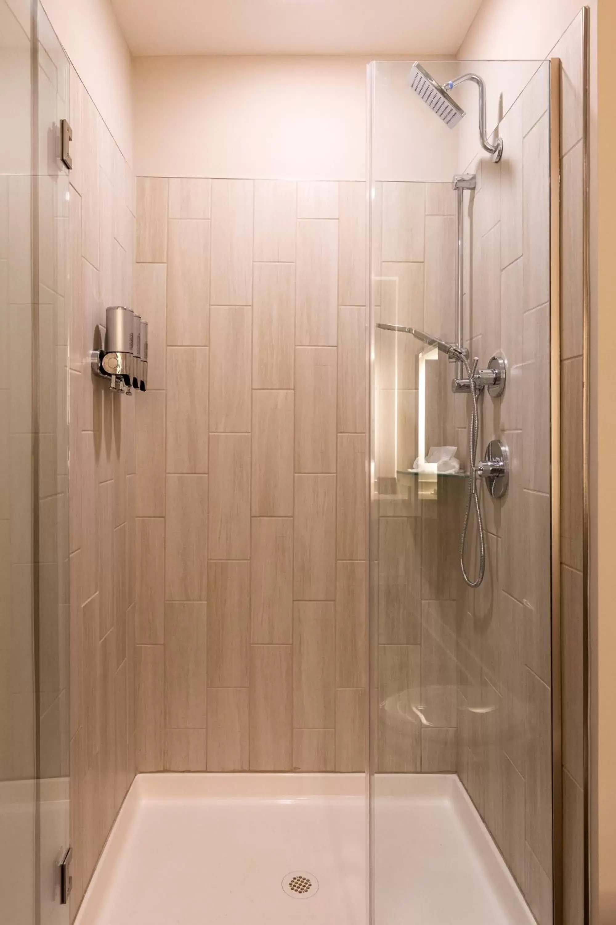 Shower, Bathroom in Lakeside Lodge Clemson