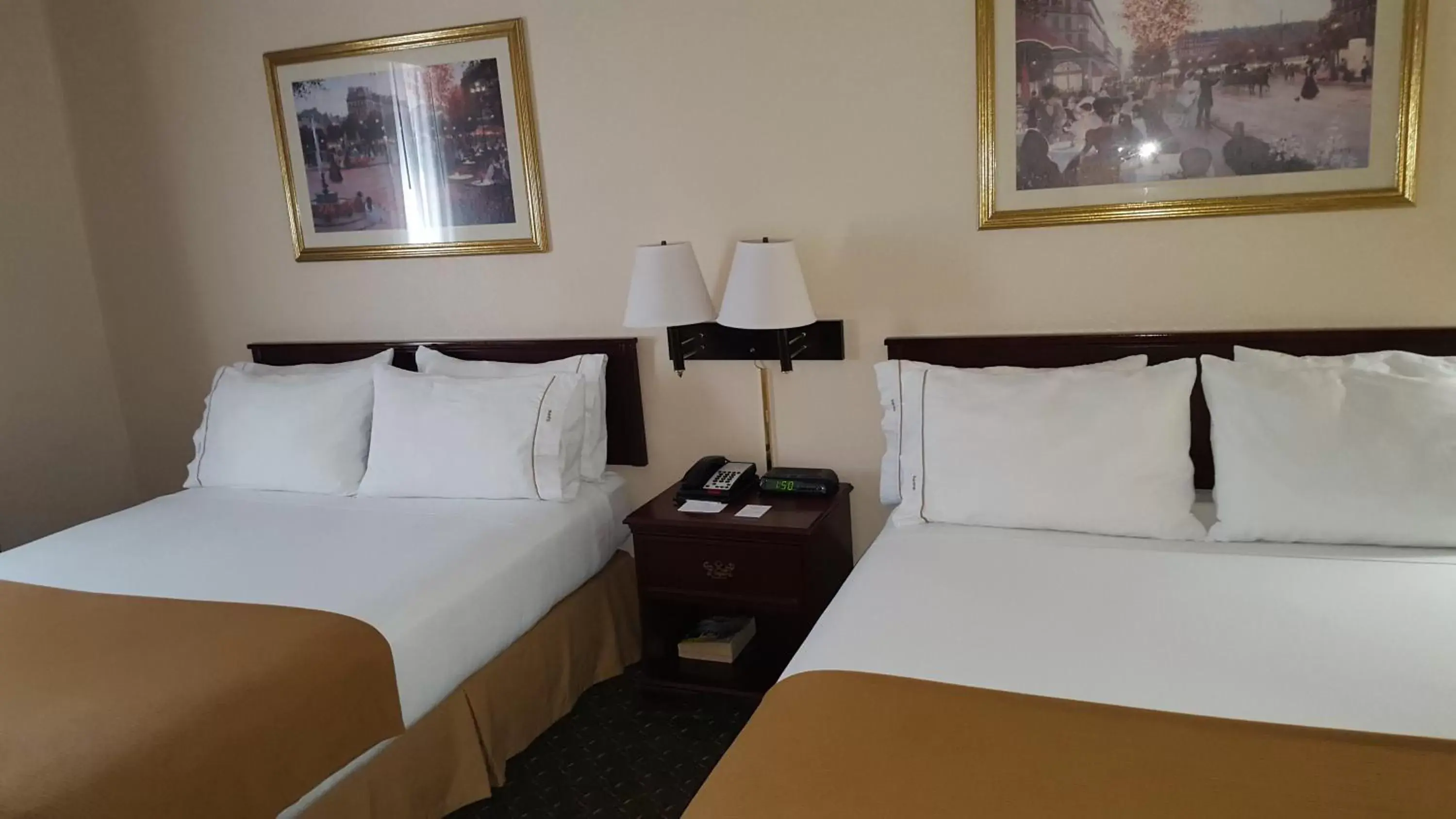 Bed in Country Inn & Suites by Radisson, Fort Worth West l-30 NAS JRB