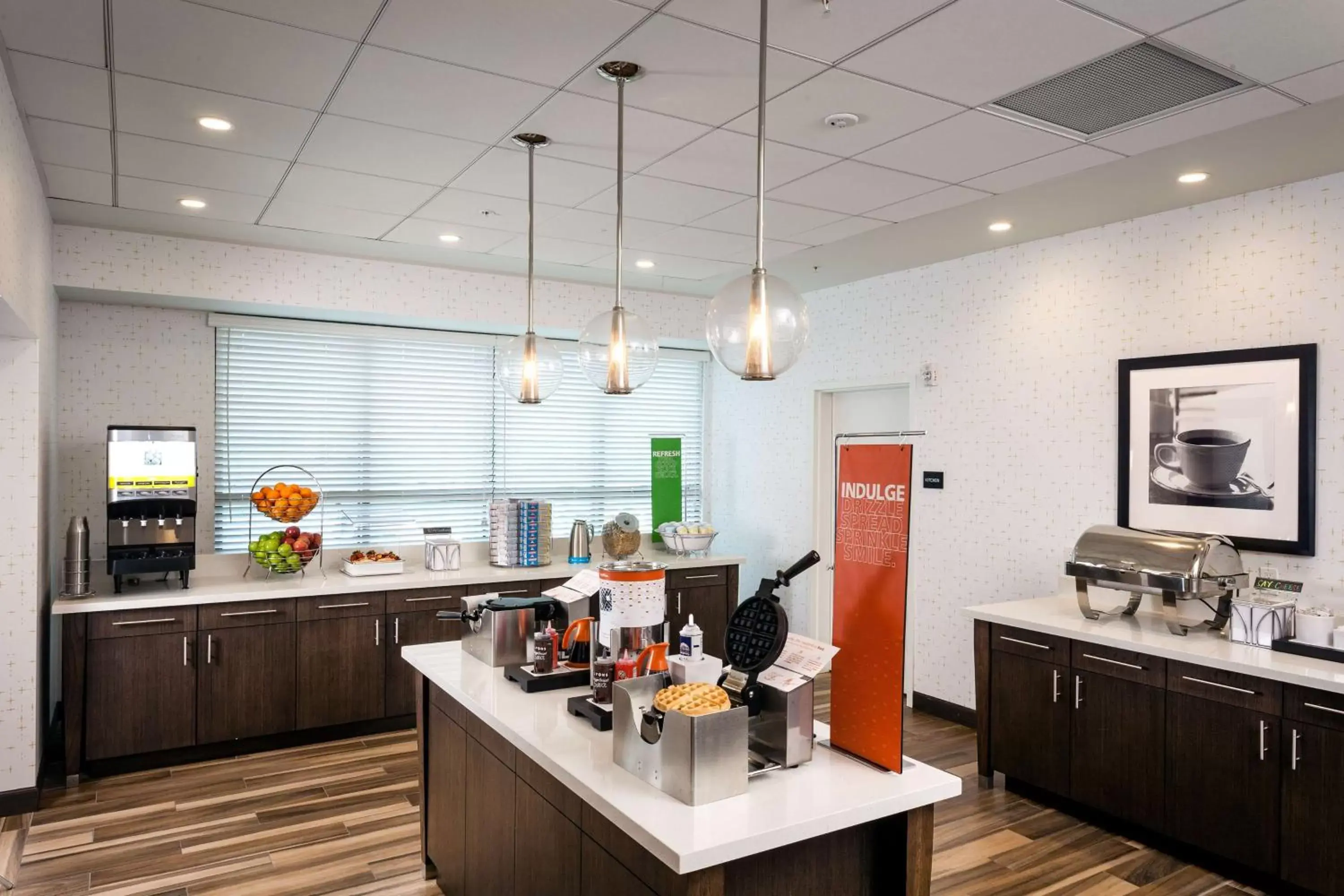 Restaurant/places to eat, Kitchen/Kitchenette in Hampton Inn & Suites by Hilton Seattle/Northgate