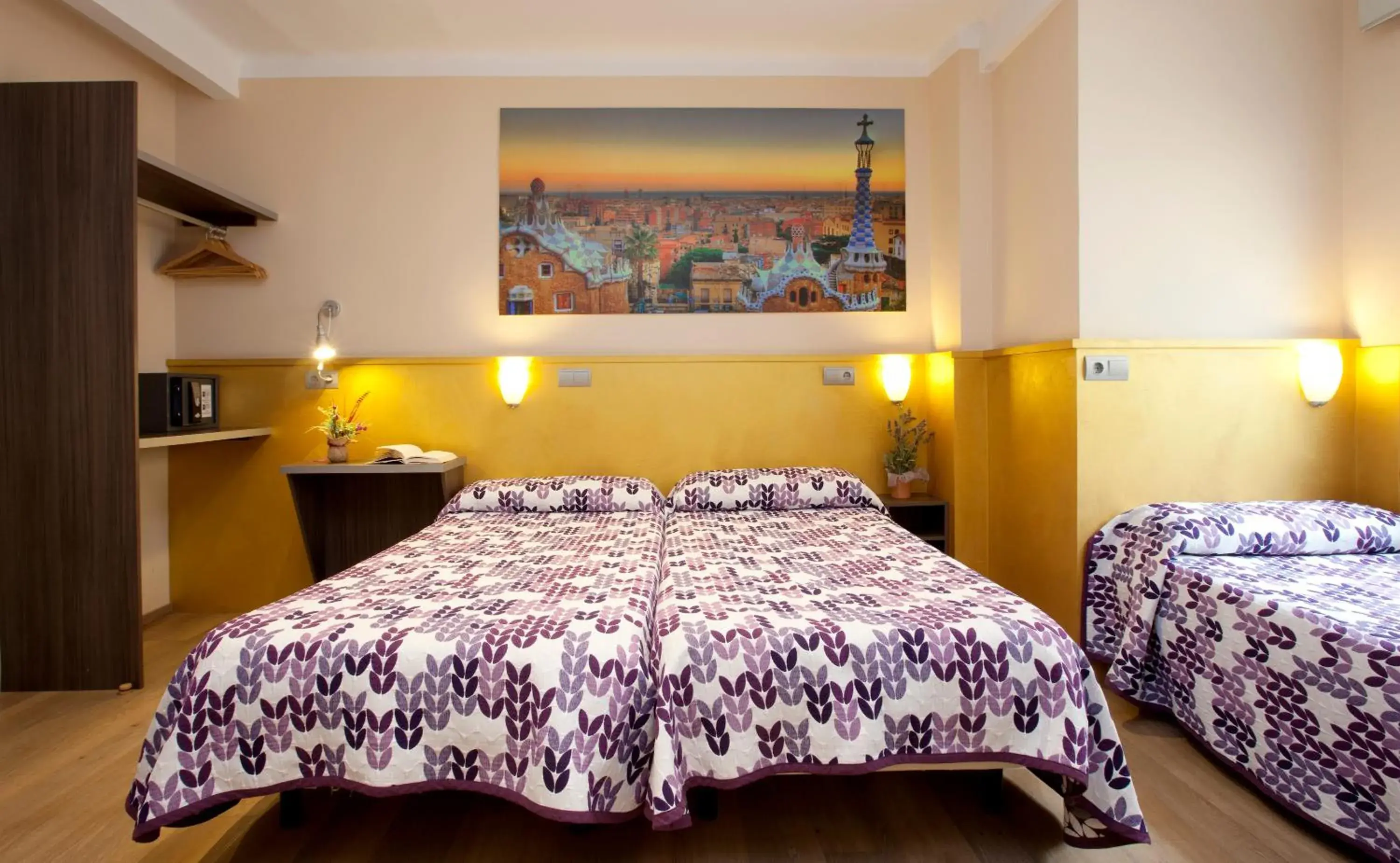 Photo of the whole room, Bed in Hostal Barcelona