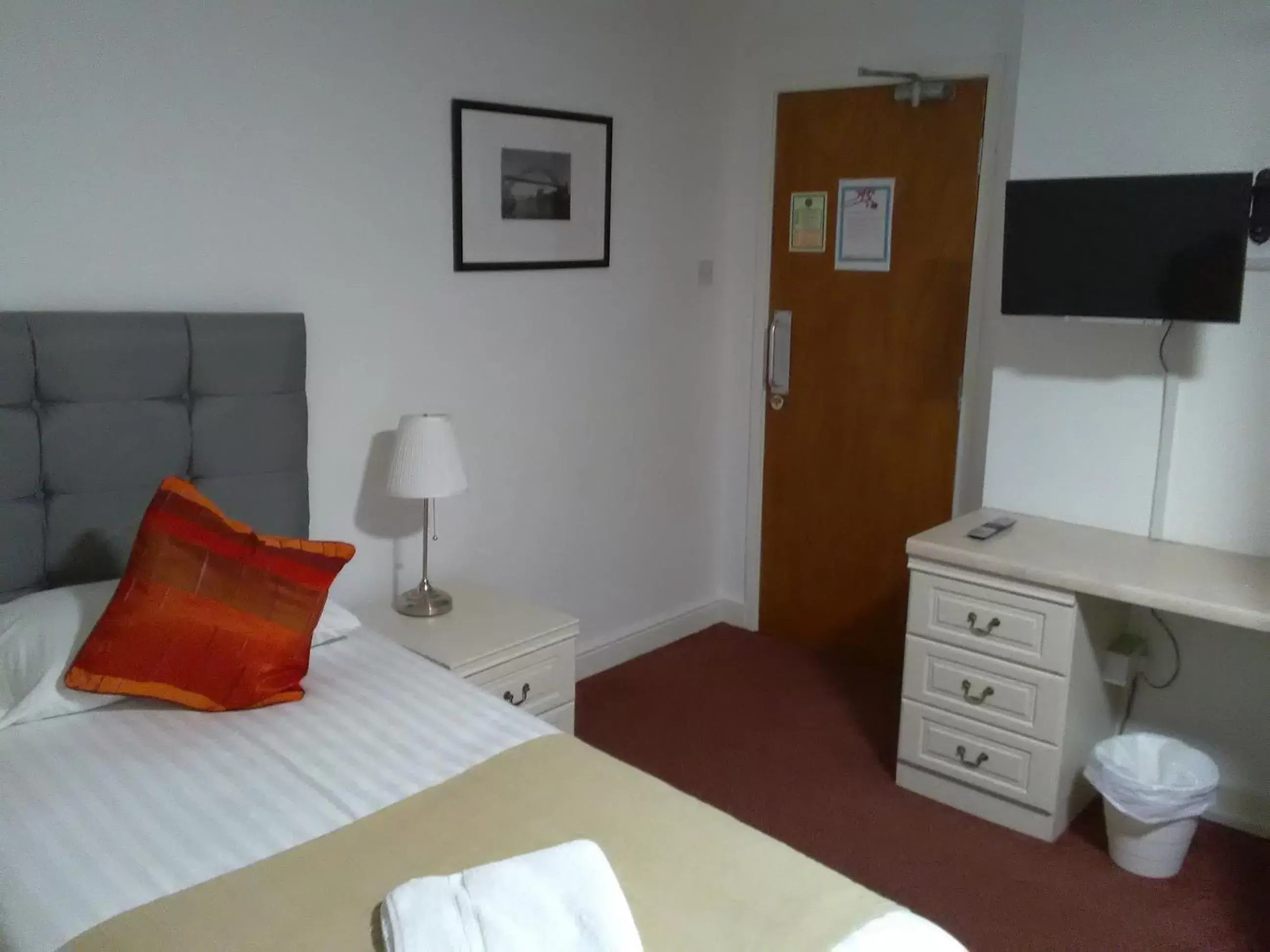 Bed, TV/Entertainment Center in Clifton Hotel & Bar Newcastle