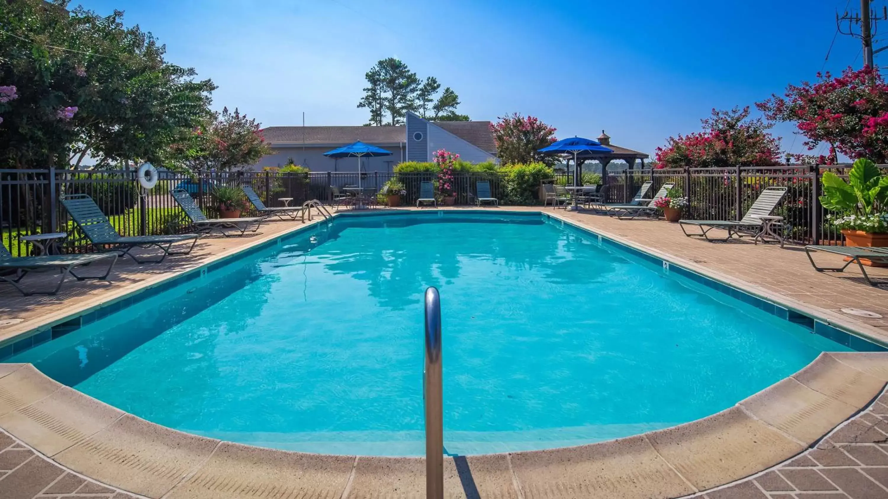 Pool view, Swimming Pool in Best Western Chincoteague Island