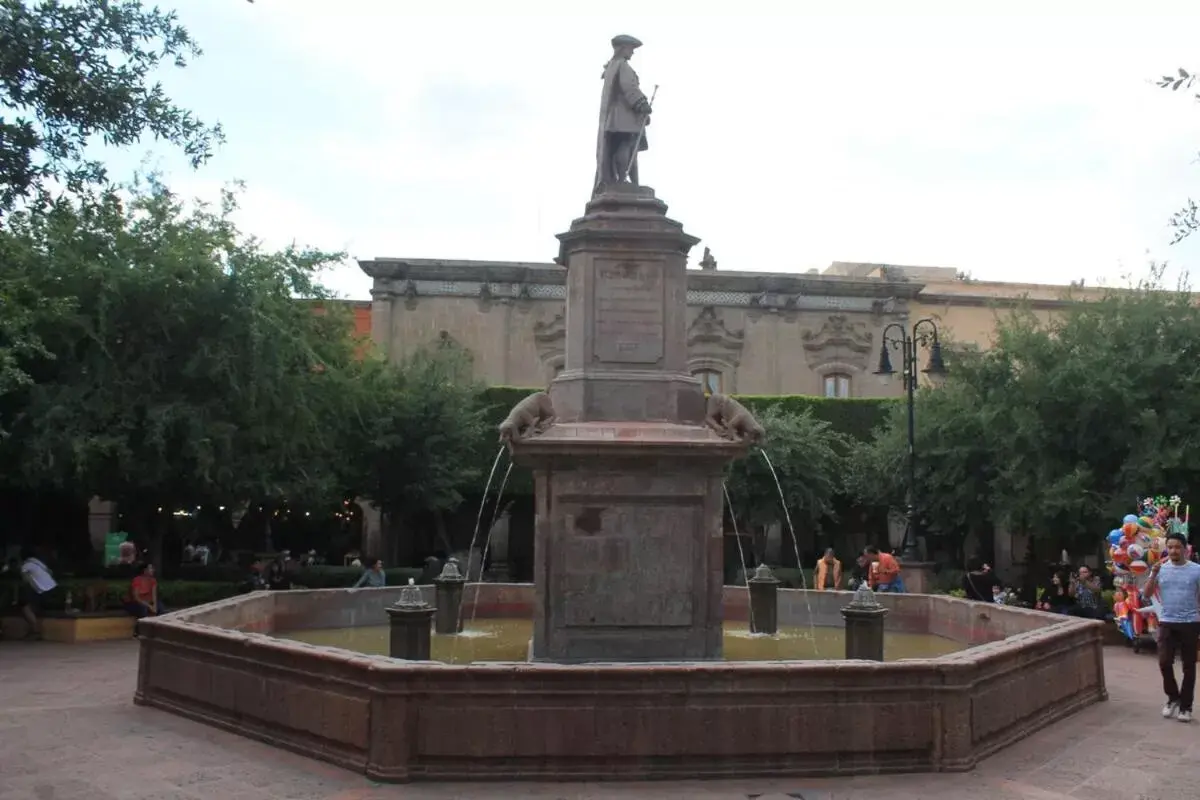 People in Hotel Plaza de Armas