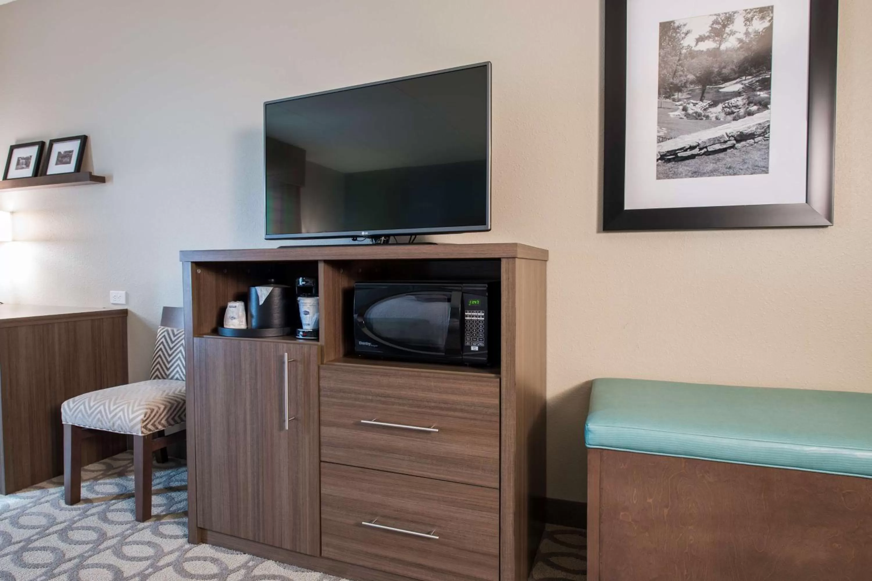 Queen Room with Two Queen Beds and Bath Tub - Mobility and Hearing Accessible/Non-Smoking in Hampton Inn Greenville/I-385 Haywood Mall, SC