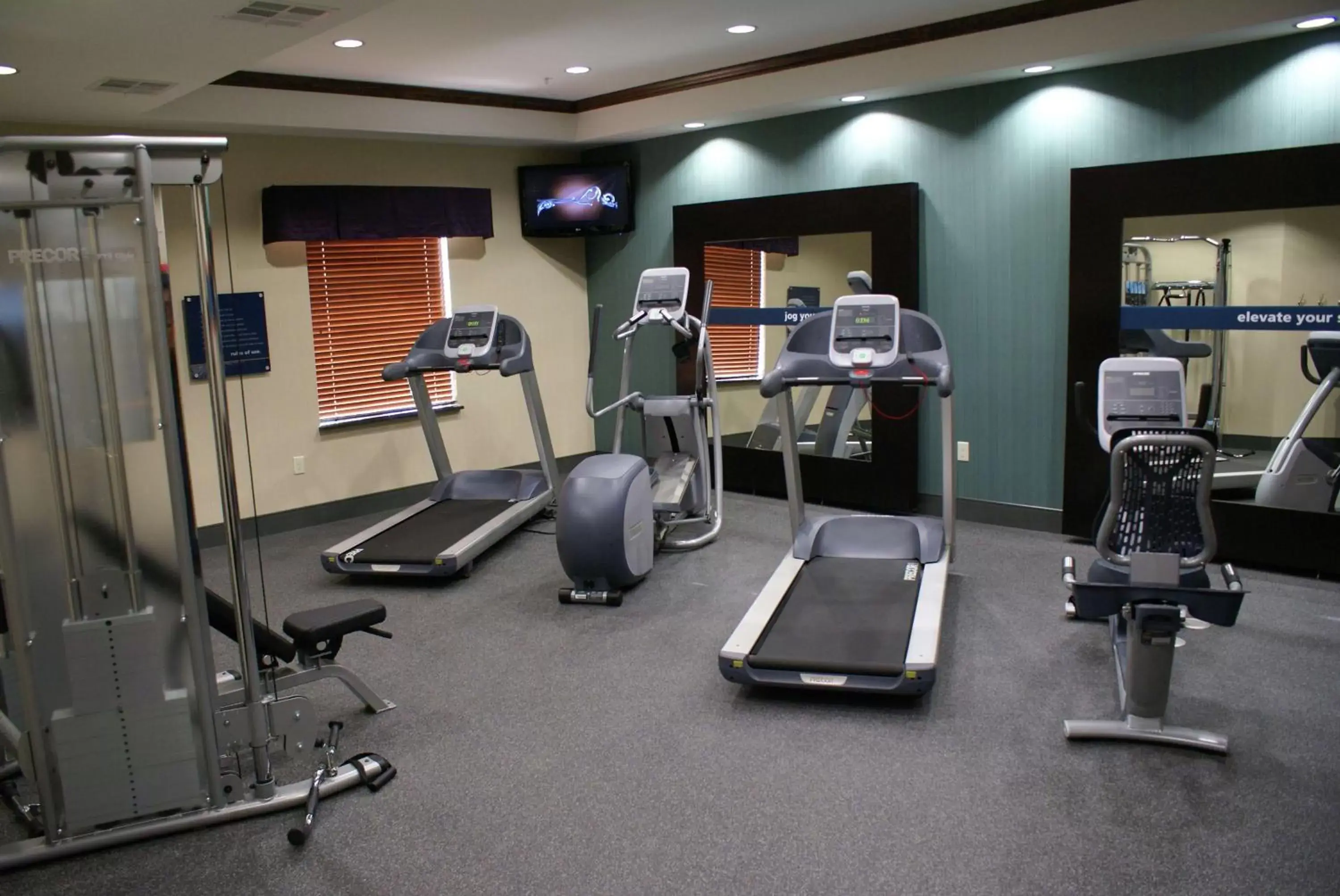 Fitness centre/facilities in Hampton Inn & Suites Center Fitness centre/facilities in Hampton Inn & Suites Center