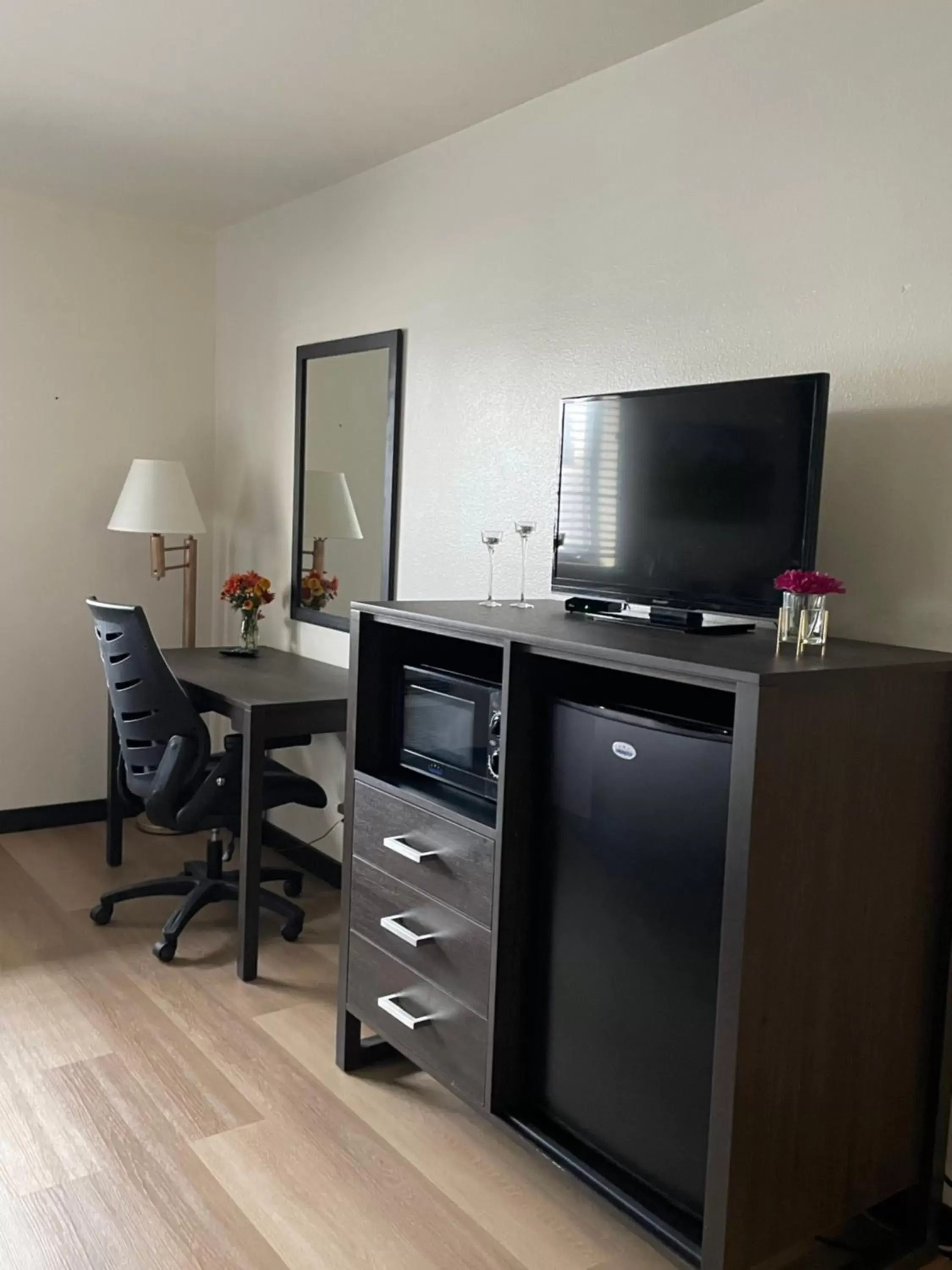 minibar, TV/Entertainment Center in The Scout INN