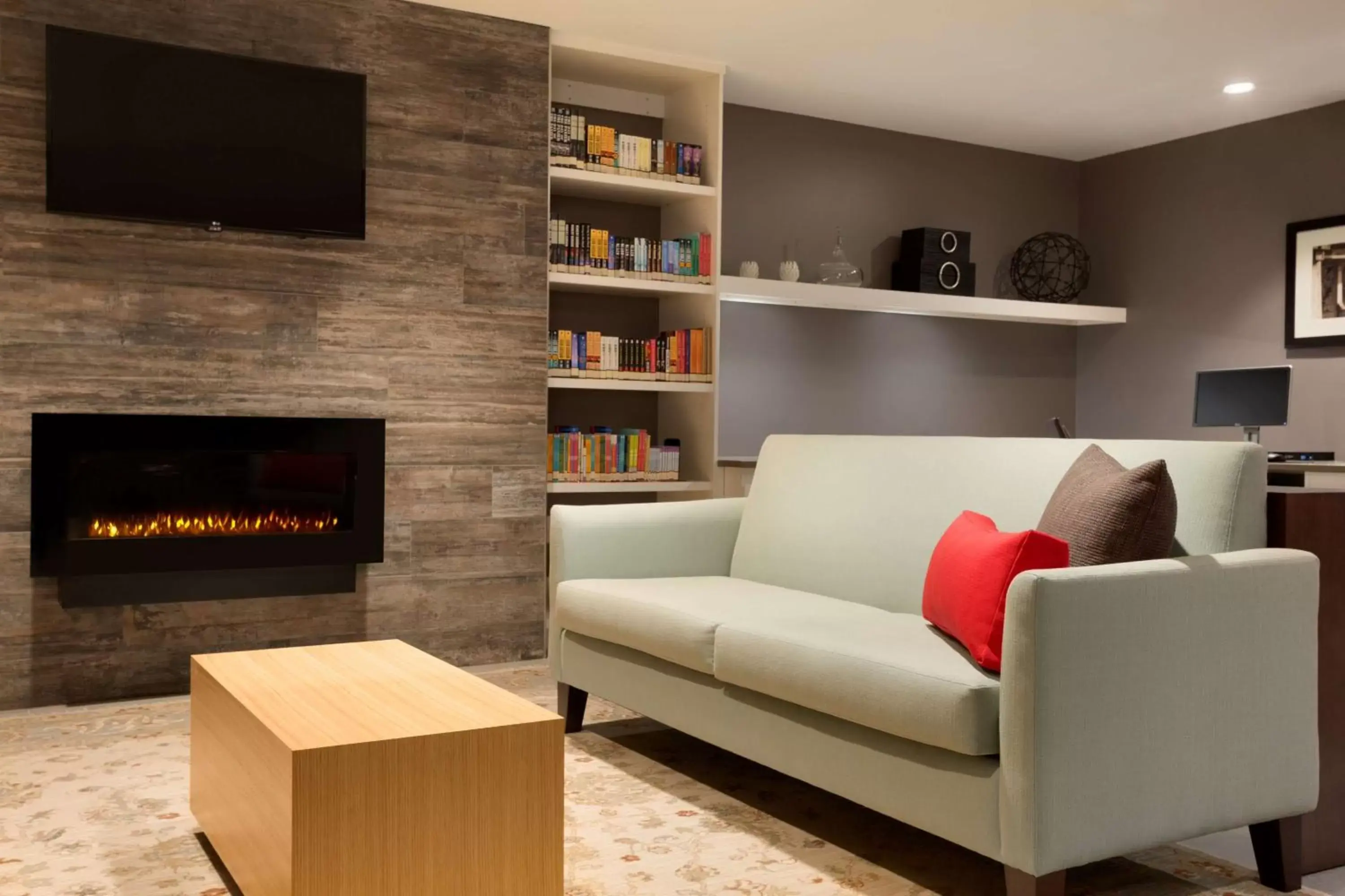 Lobby or reception, Seating Area in Country Inn & Suites Asheville River Arts District