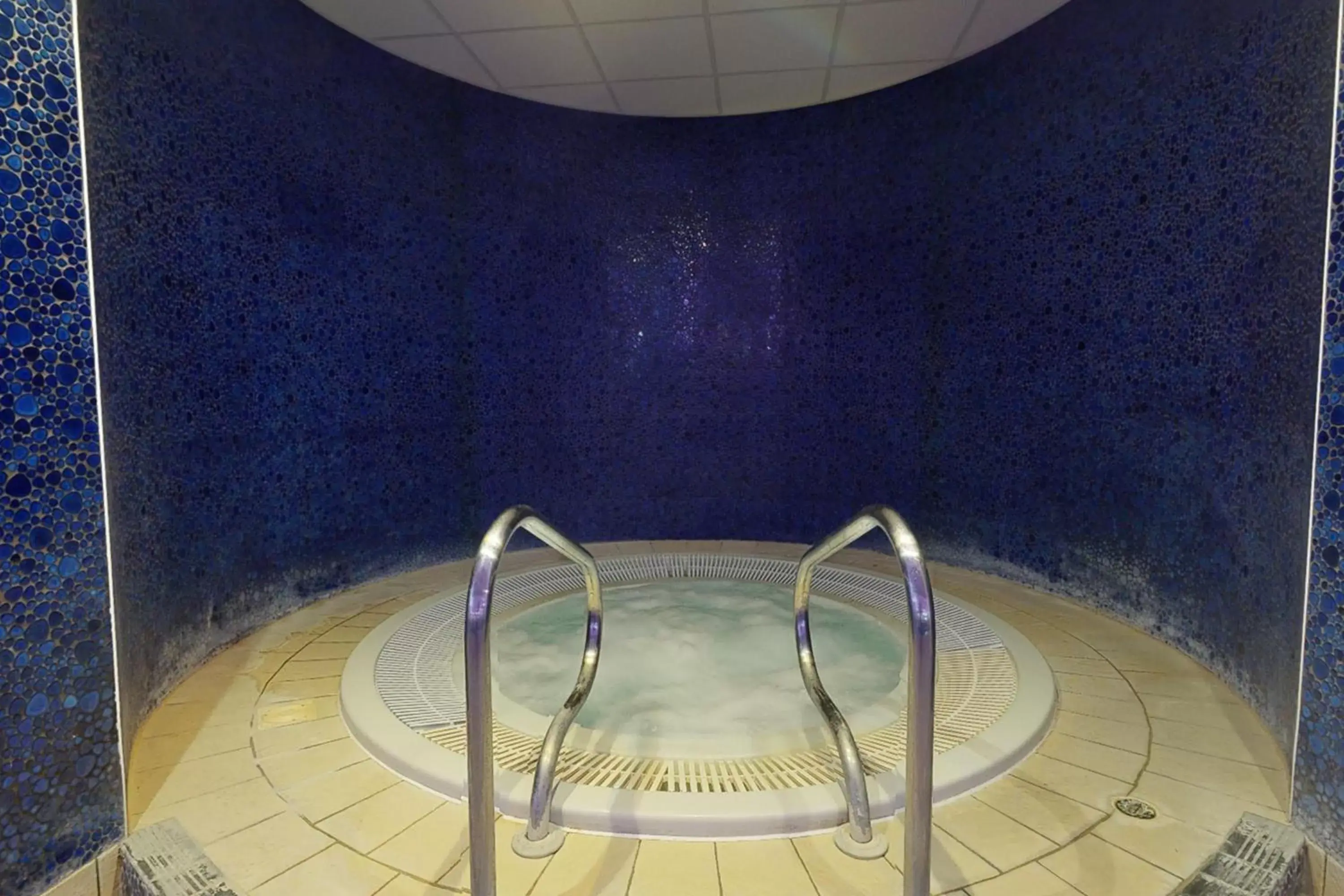 Hot Tub, Swimming Pool in Village Hotel Swansea