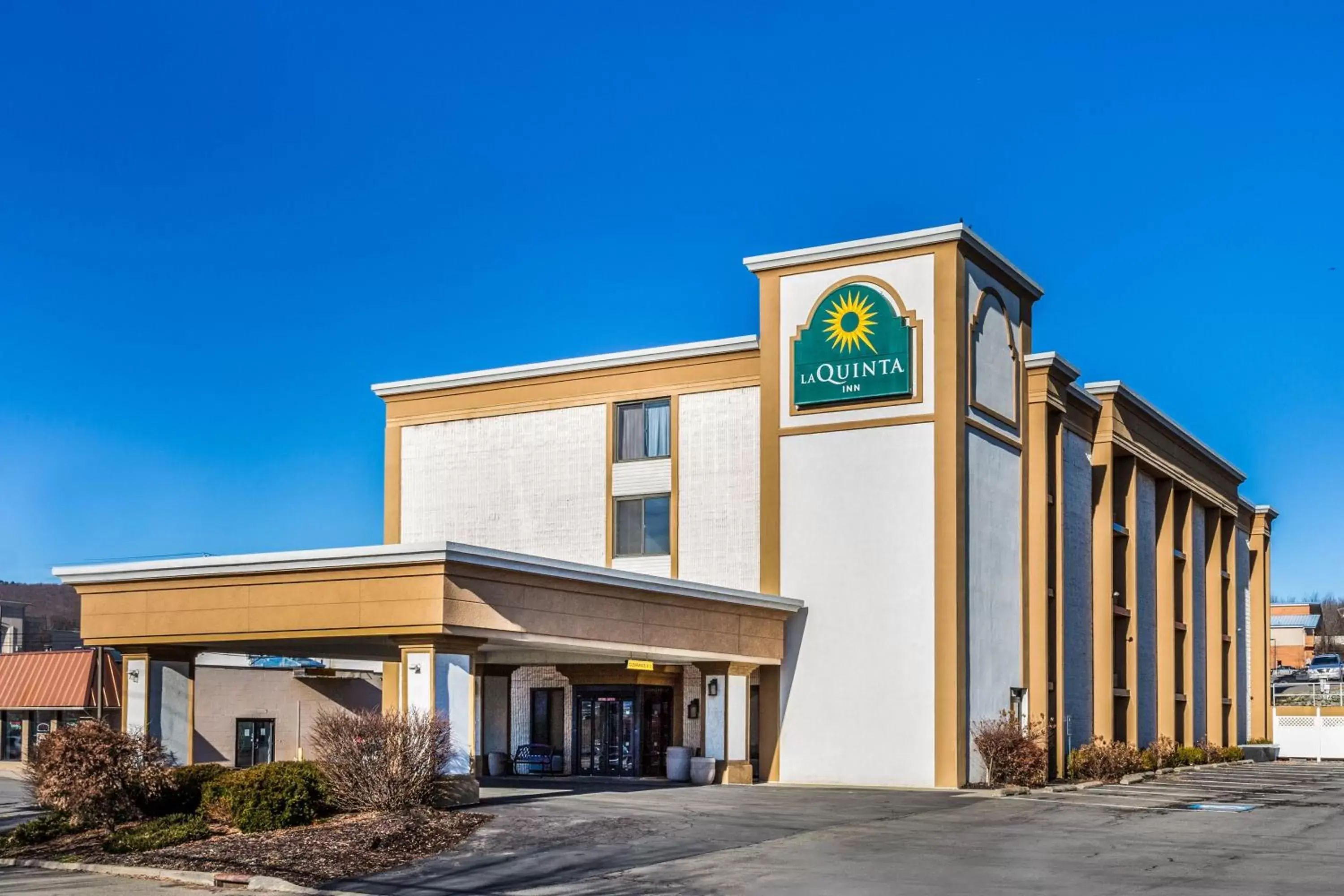 Property building in La Quinta Inn by Wyndham Binghamton - Johnson City Property building in La Quinta Inn by Wyndham Binghamton - Johnson City
