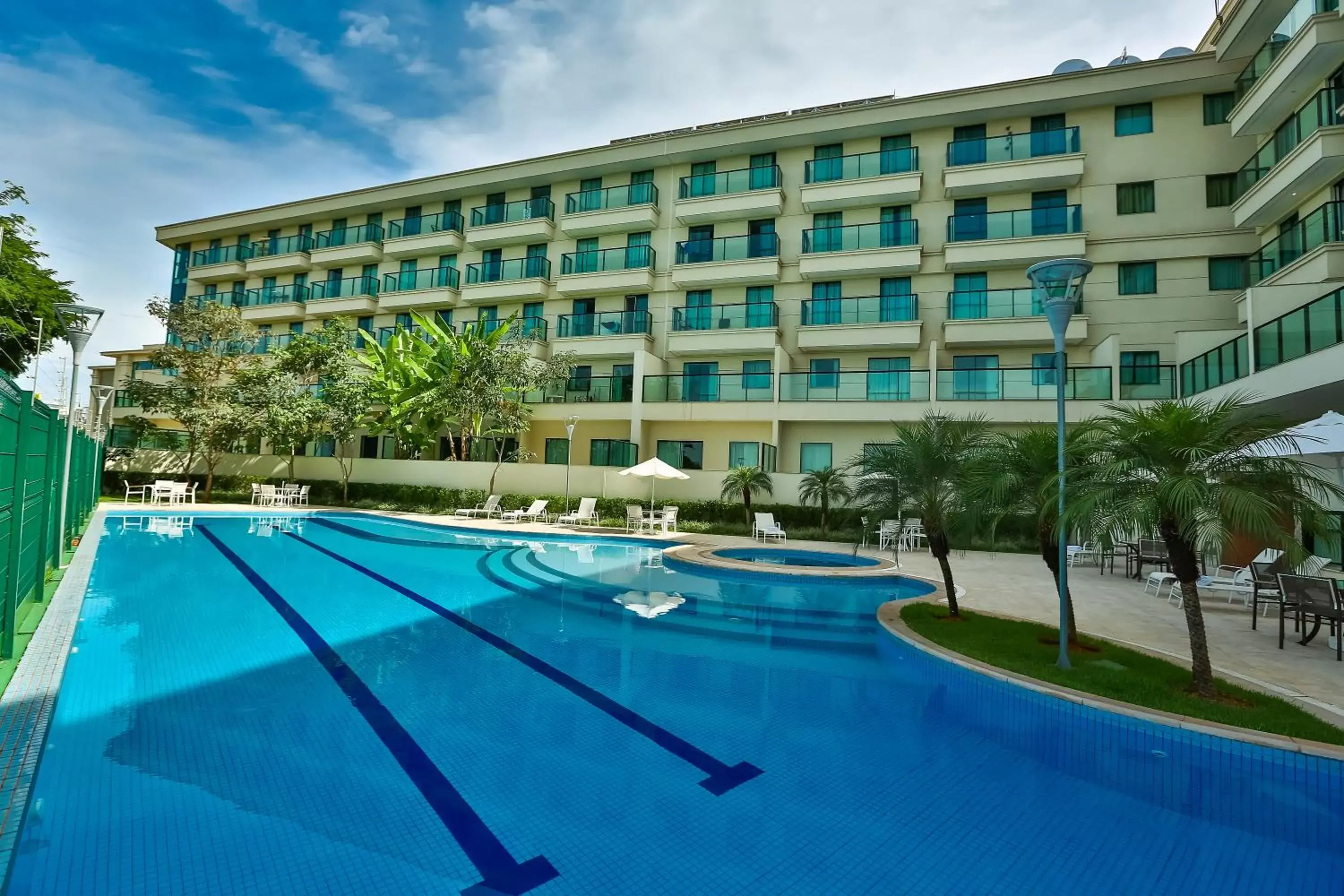 Swimming pool, Property Building in Quality Hotel & Suites Brasília