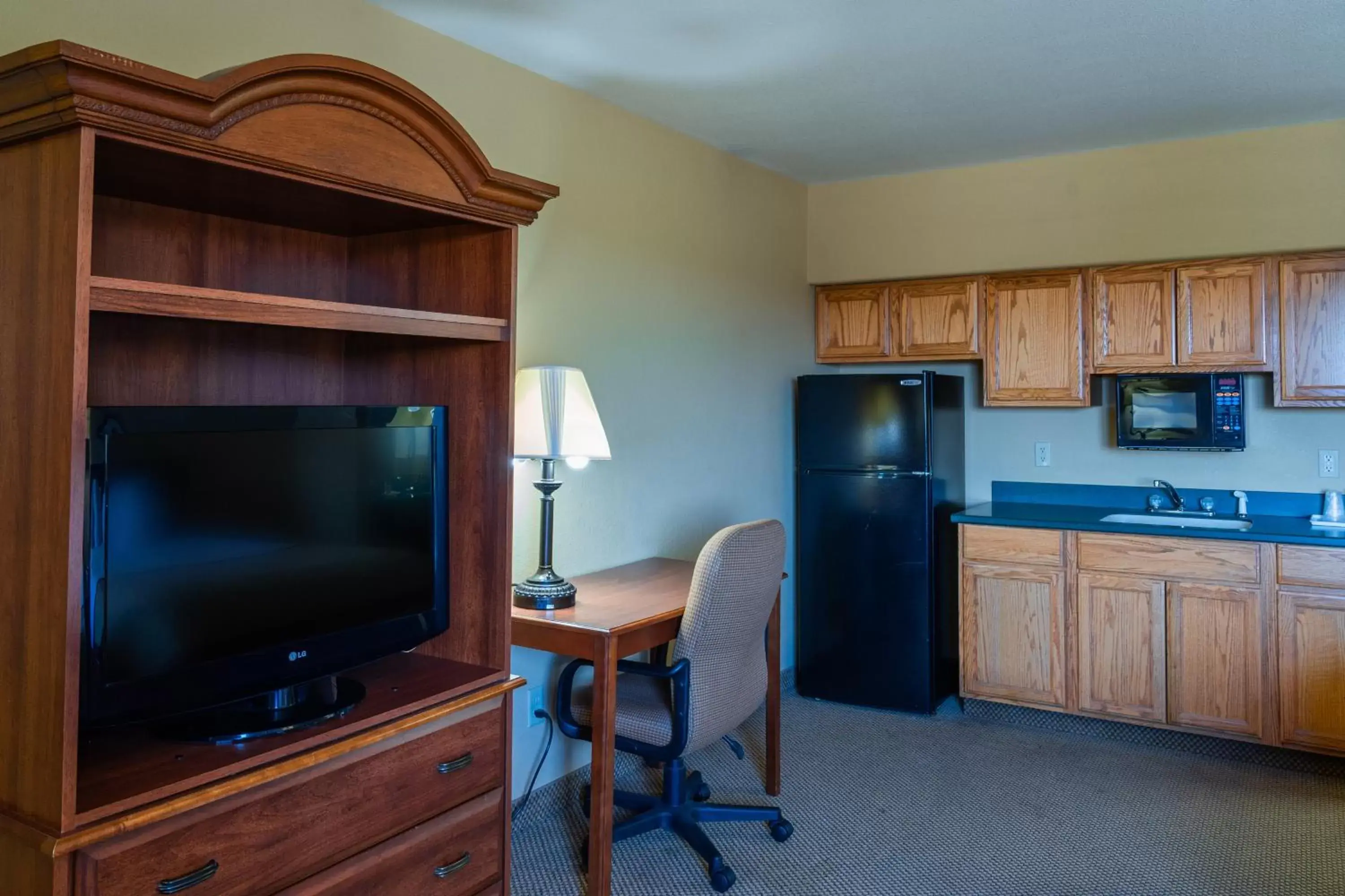 TV and multimedia, TV/Entertainment Center in Pinedale Hotel & Suites