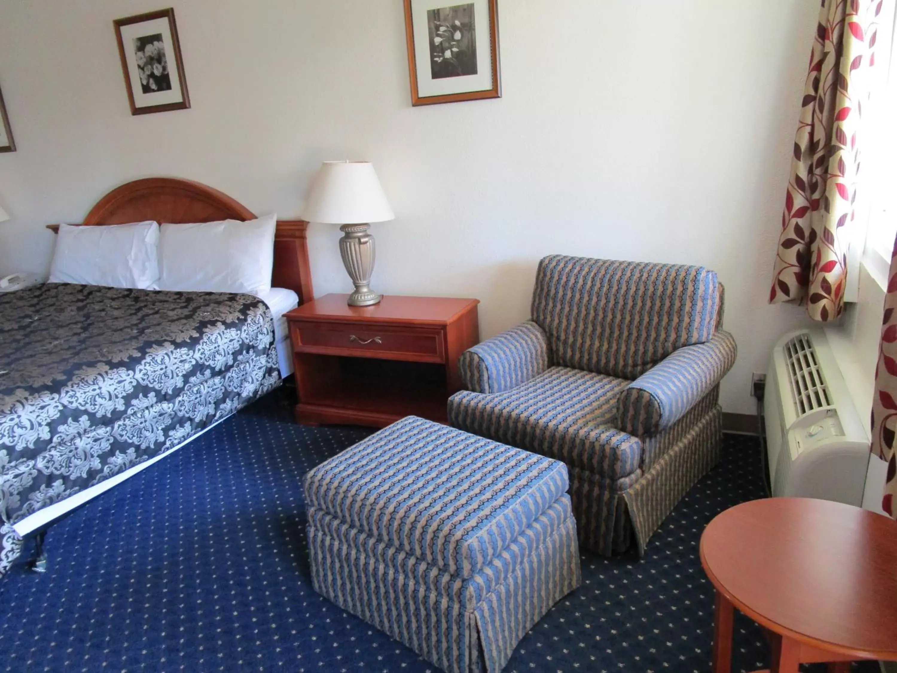 Day, Seating Area in Northwoods Motel