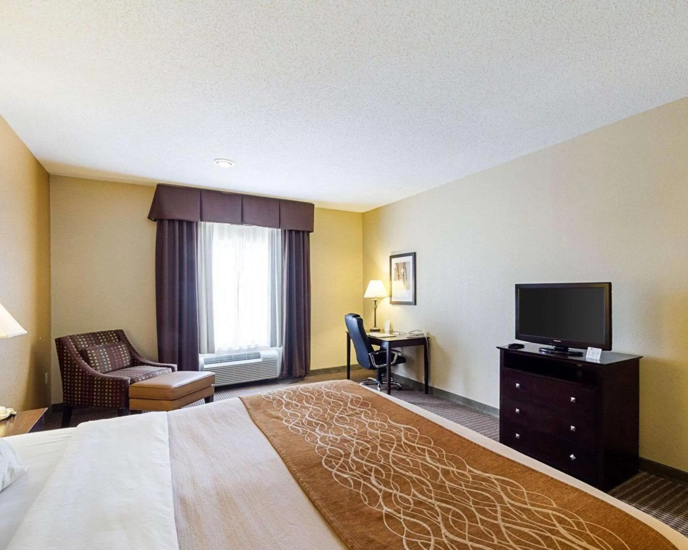 Photo of the whole room, TV/Entertainment Center in Comfort Inn & Suites Burnet