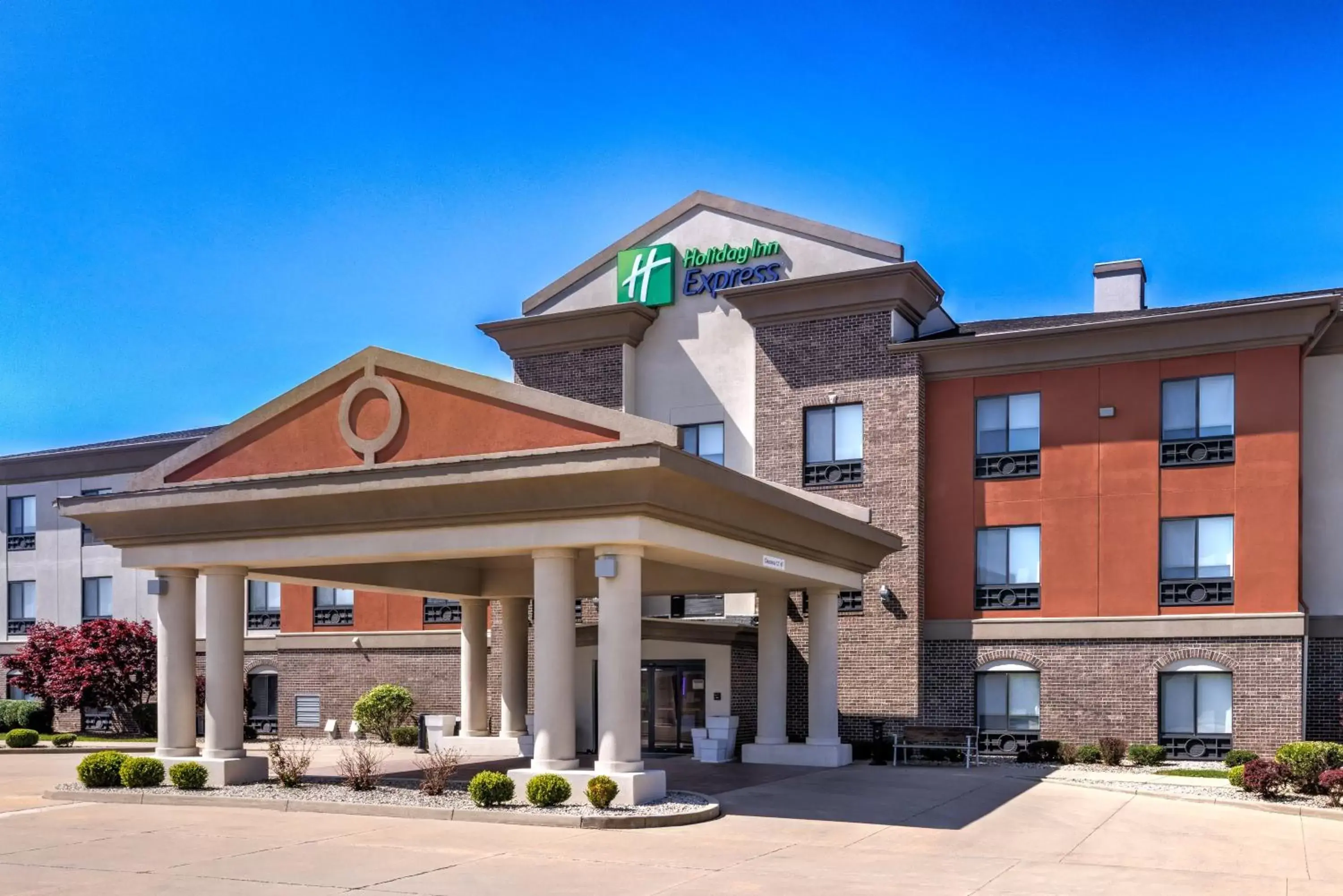 Property Building in Holiday Inn Express Hotel & Suites Shelbyville, an IHG Hotel