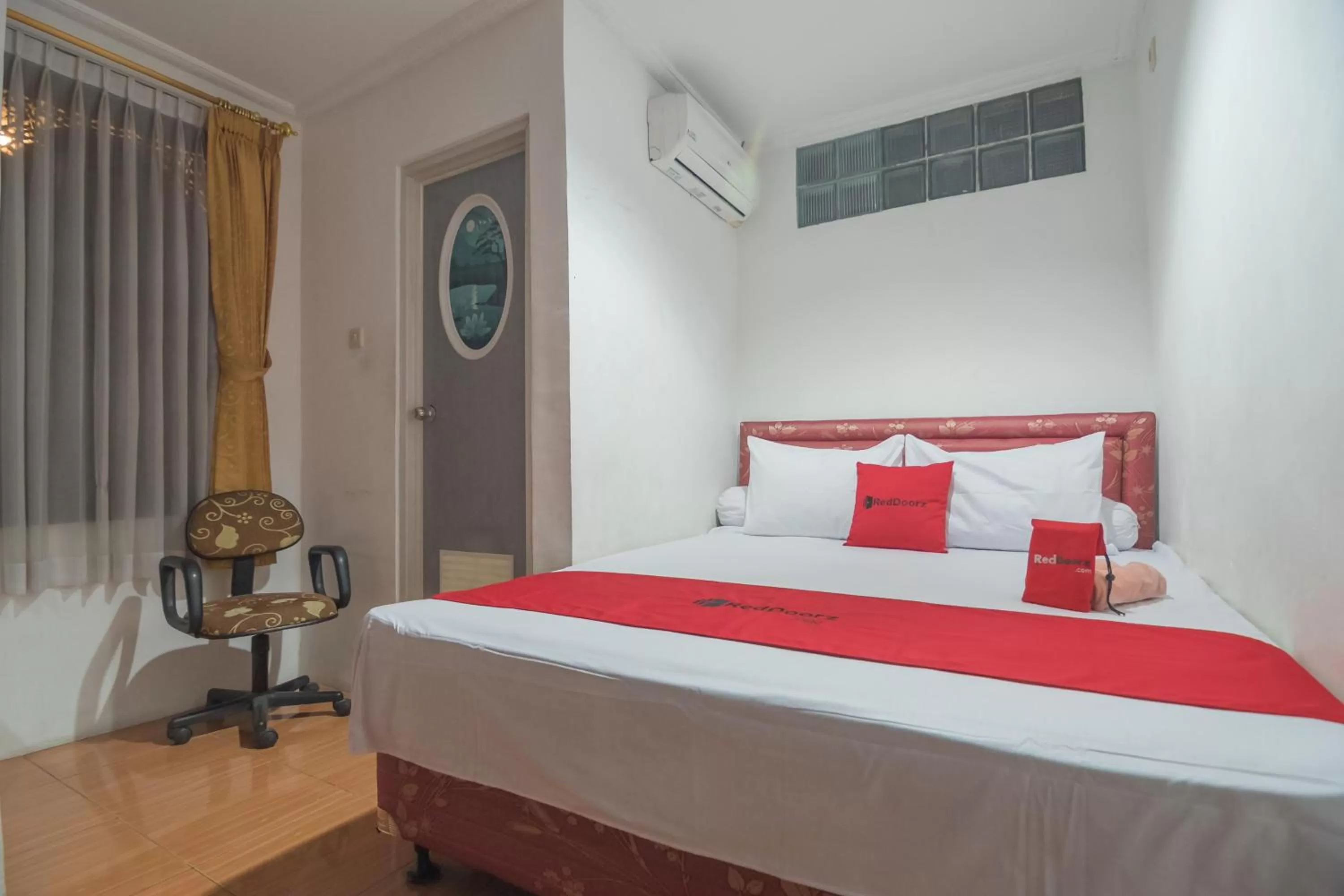 Bedroom, Bed in RedDoorz Syariah near Margahayu Raya