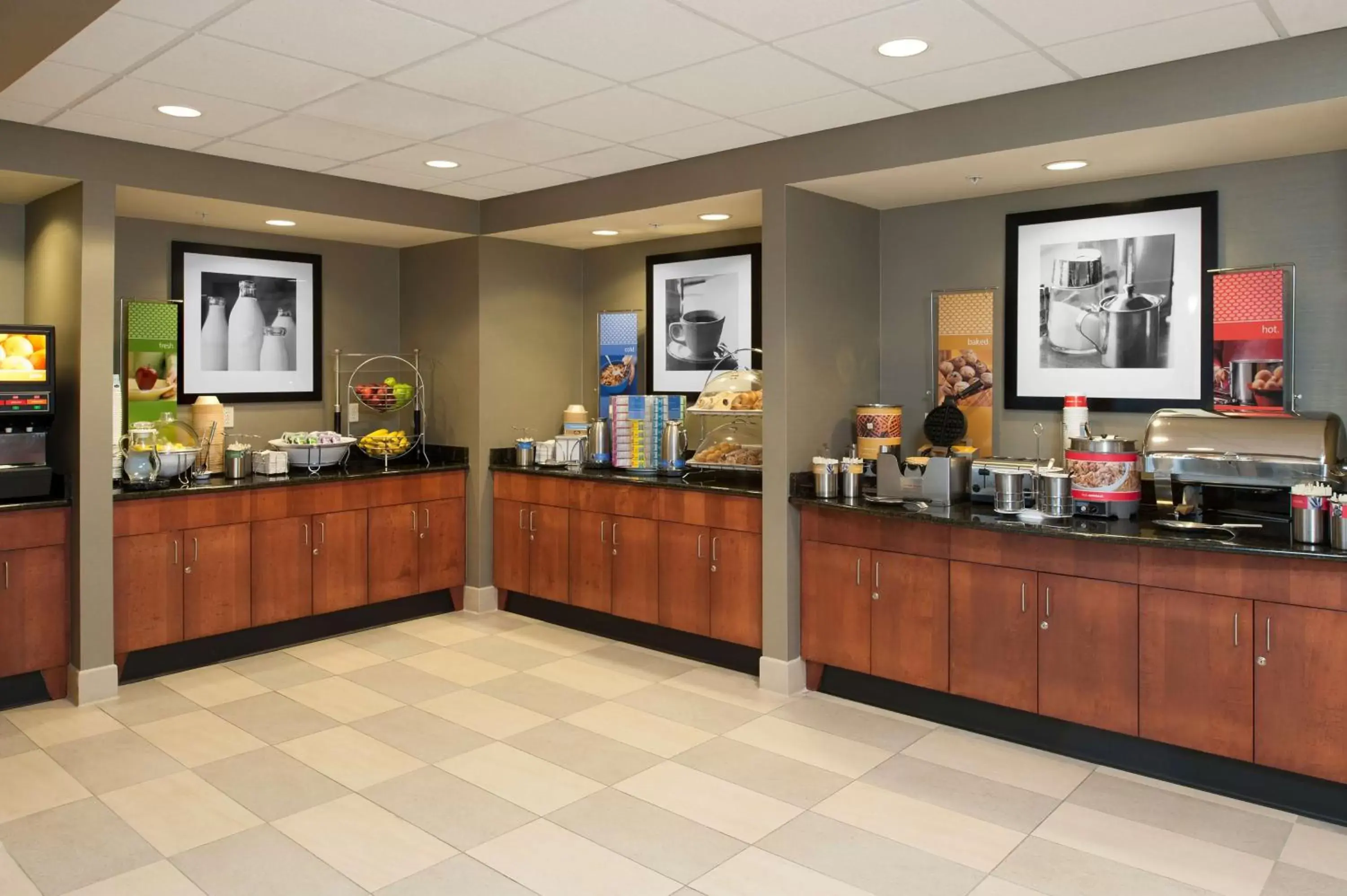 Breakfast, Restaurant/Places to Eat in Hampton Inn & Suites Grand Rapids-Airport 28th St