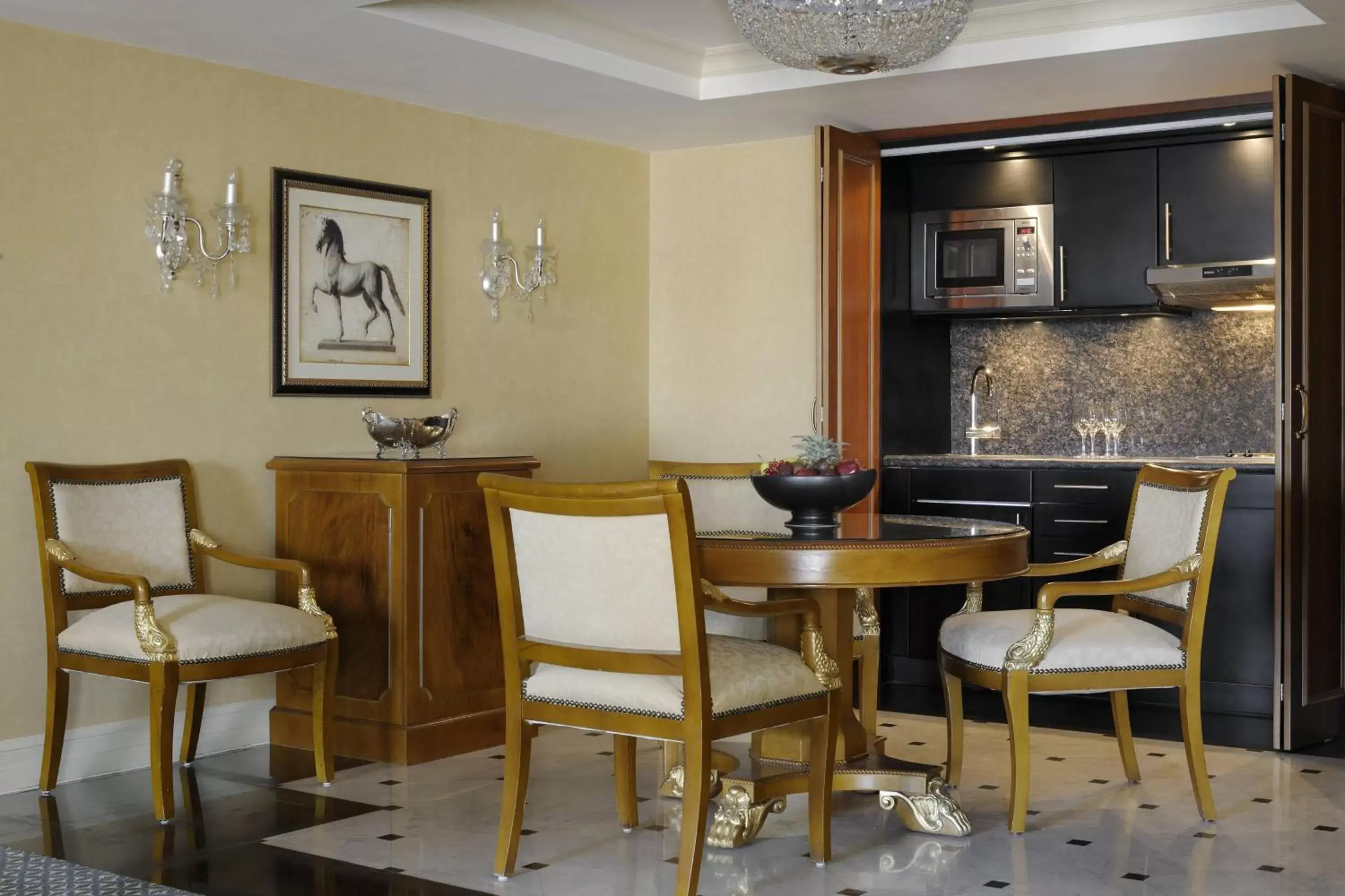 Kitchen or kitchenette, Dining Area in Cairo Marriott Hotel & Omar Khayyam Casino