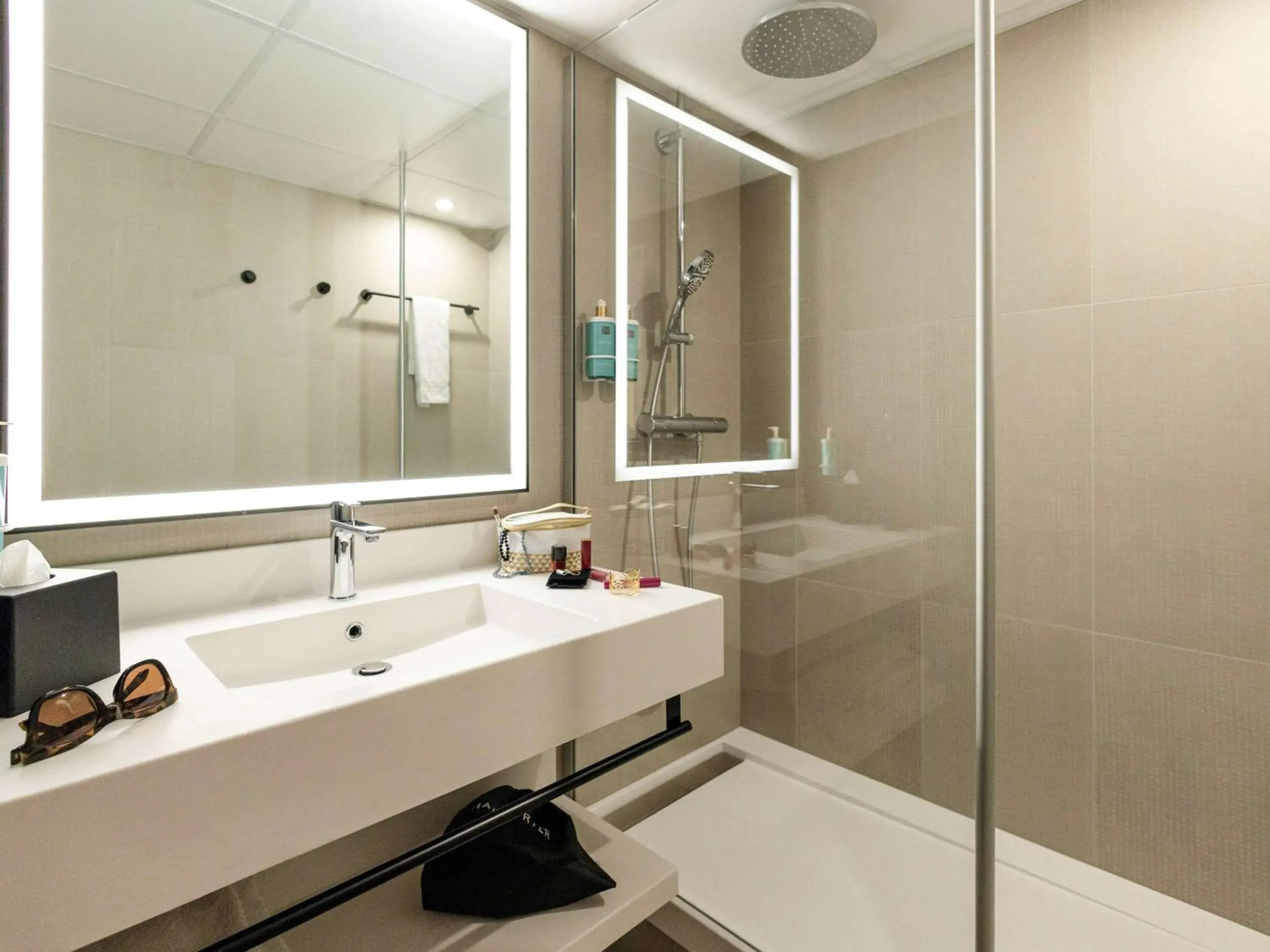 Bathroom in Novotel Paris Suresnes Longchamp