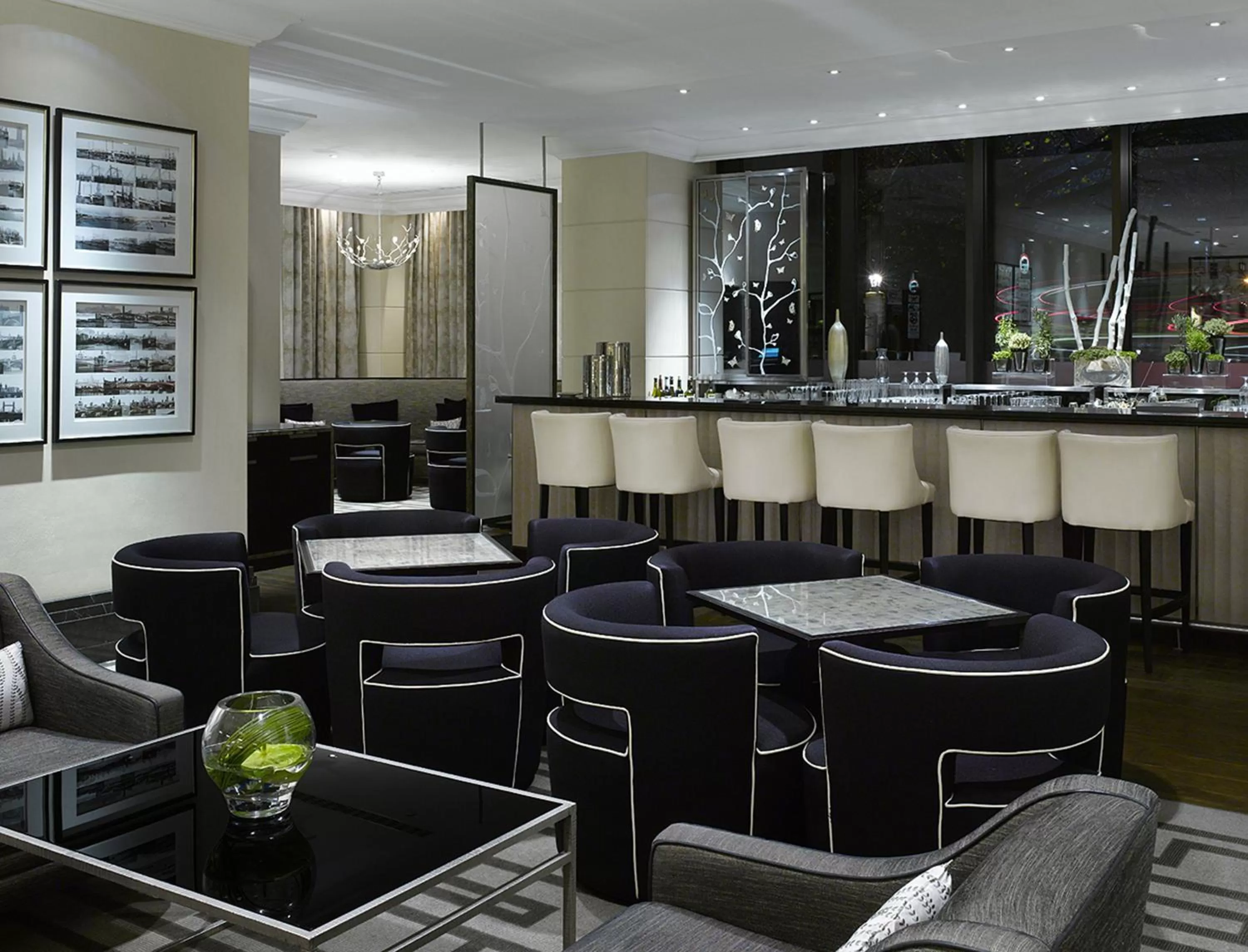 Lounge or bar in InterContinental London Park Lane by IHG