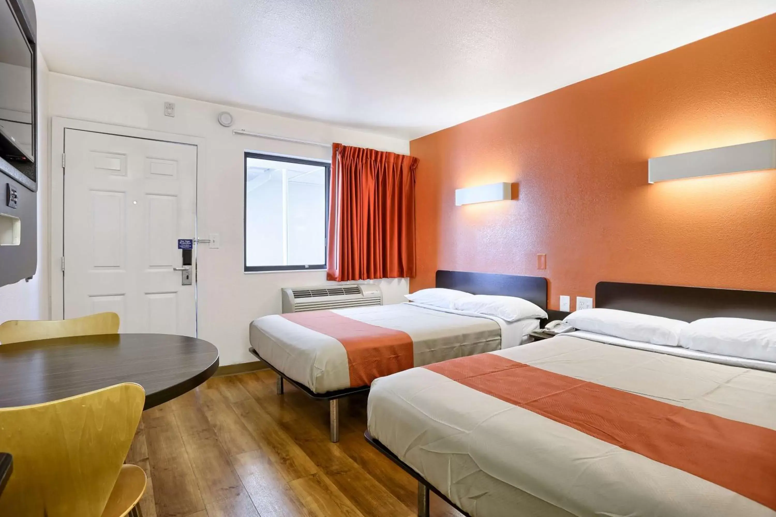 TV and multimedia, Bed in Motel 6-Walnut Creek, CA