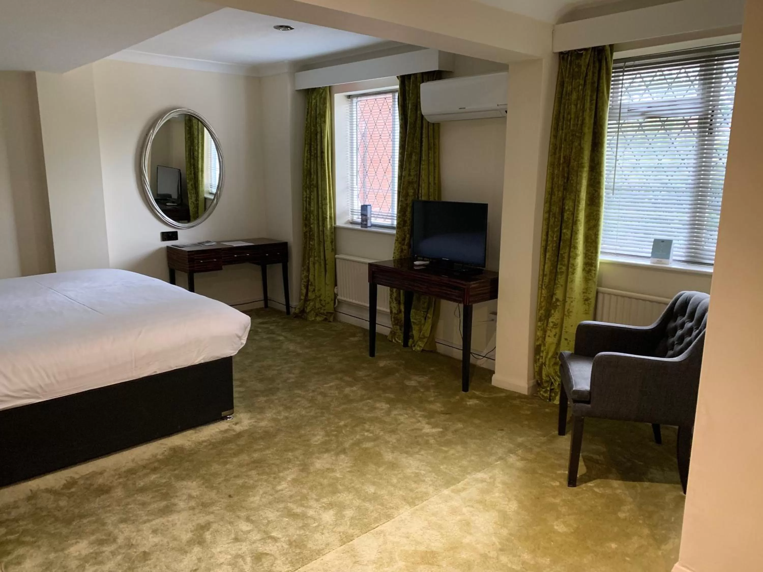 Photo of the whole room, Bed in Barons Court Hotel Walsall