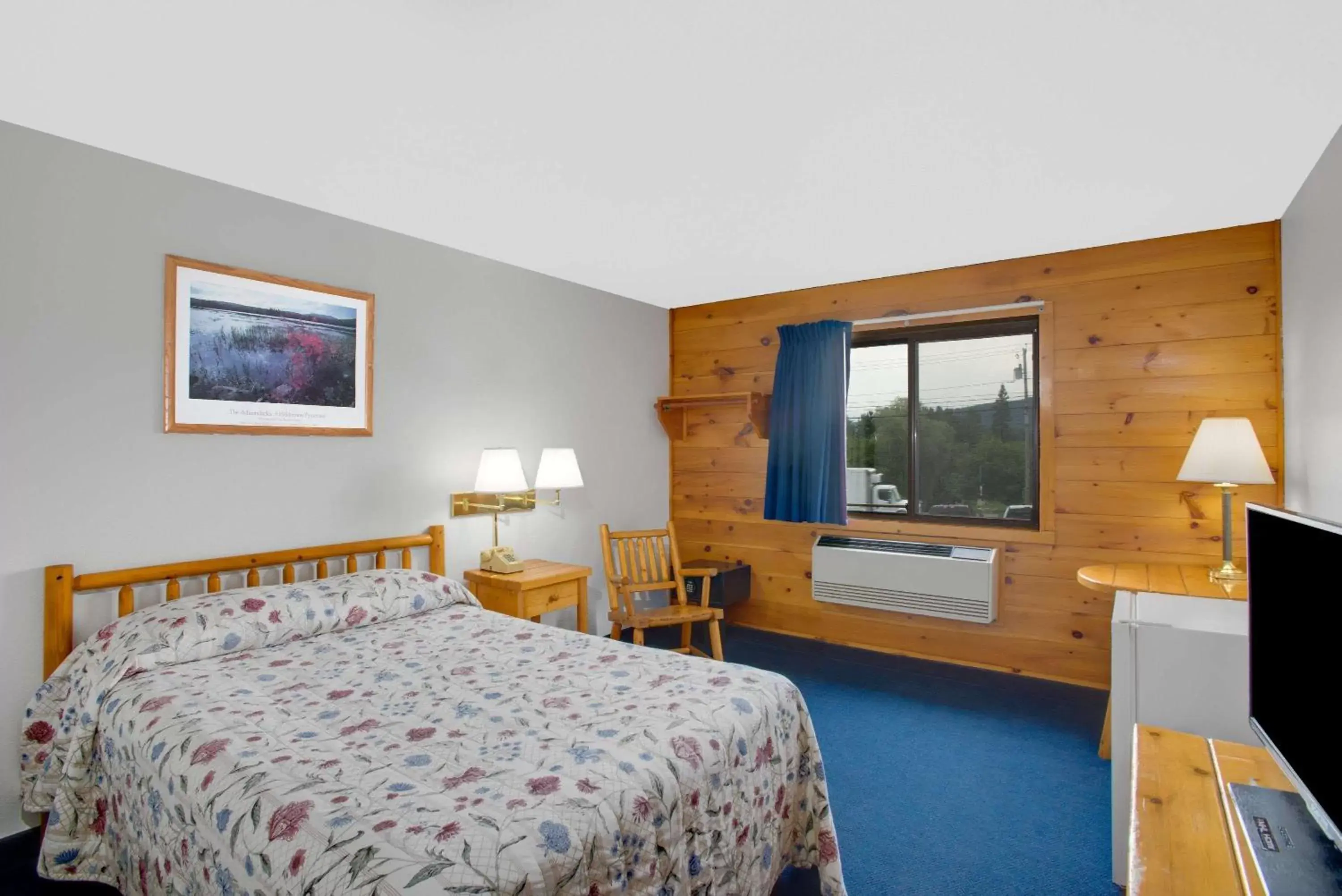 Photo of the whole room, Bed in Super 8 by Wyndham Lake George/Warrensburg Area