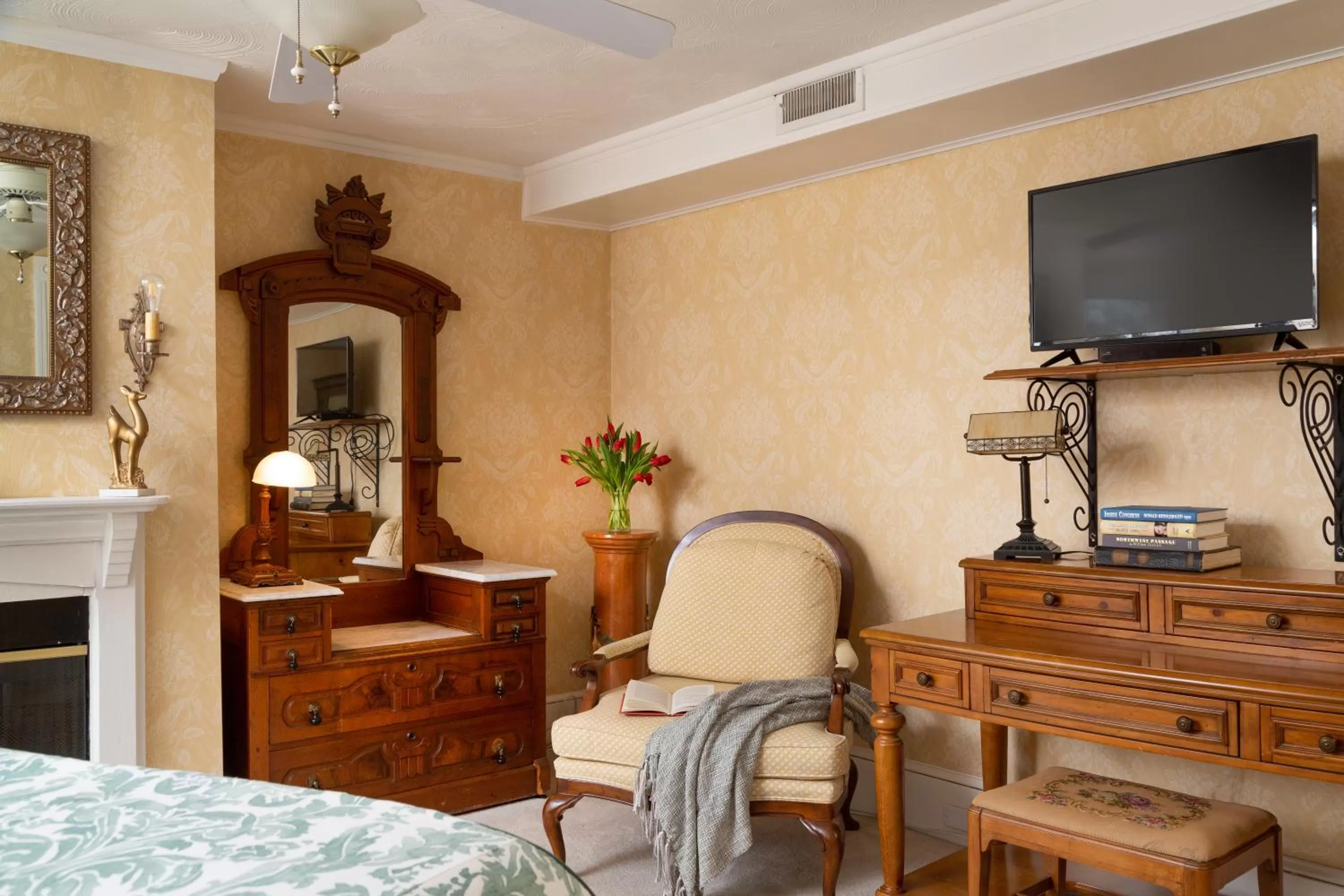 TV and multimedia, TV/Entertainment Center in White Doe Inn Bed & Breakfast