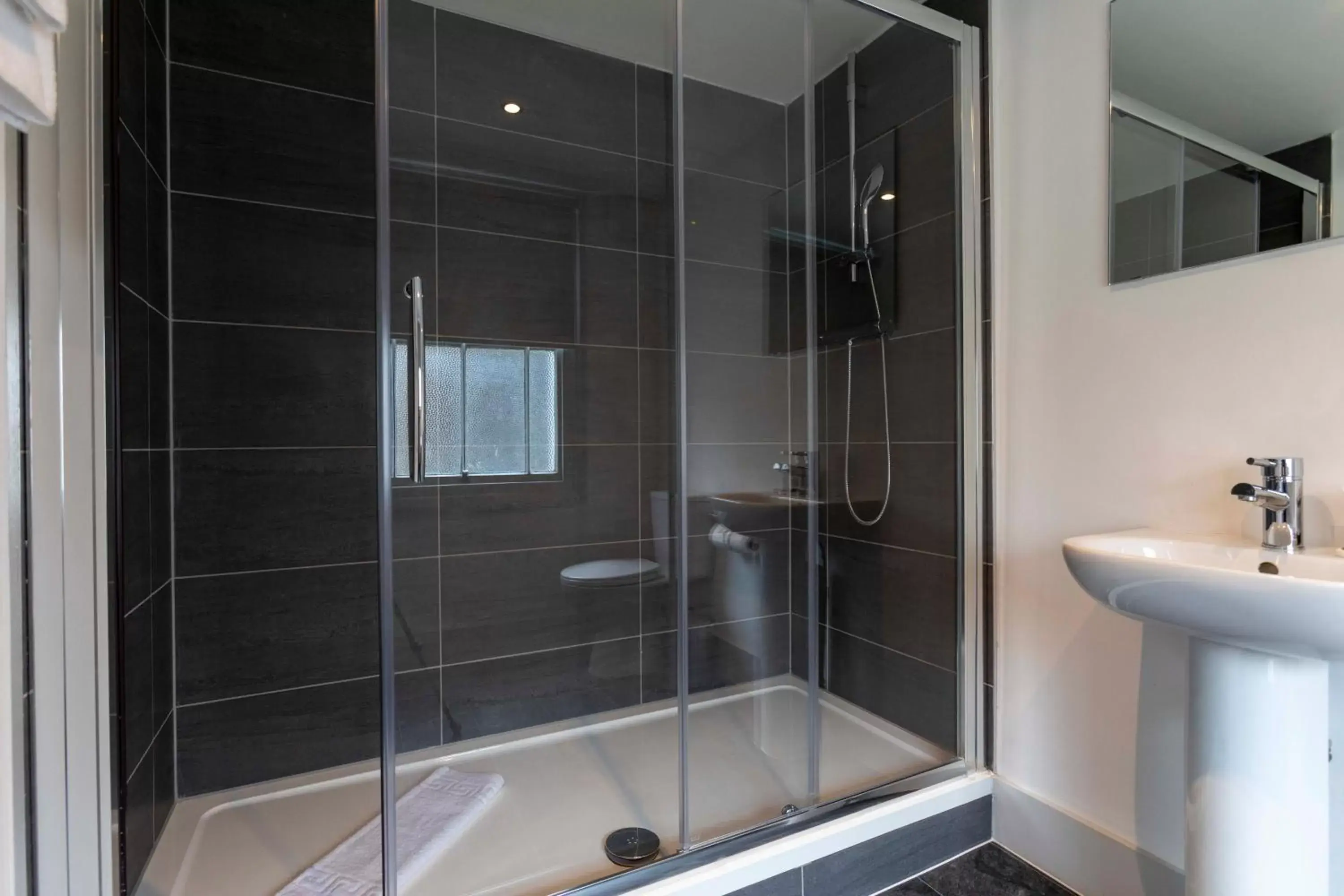 Shower, Bathroom in Royal Park Hotel