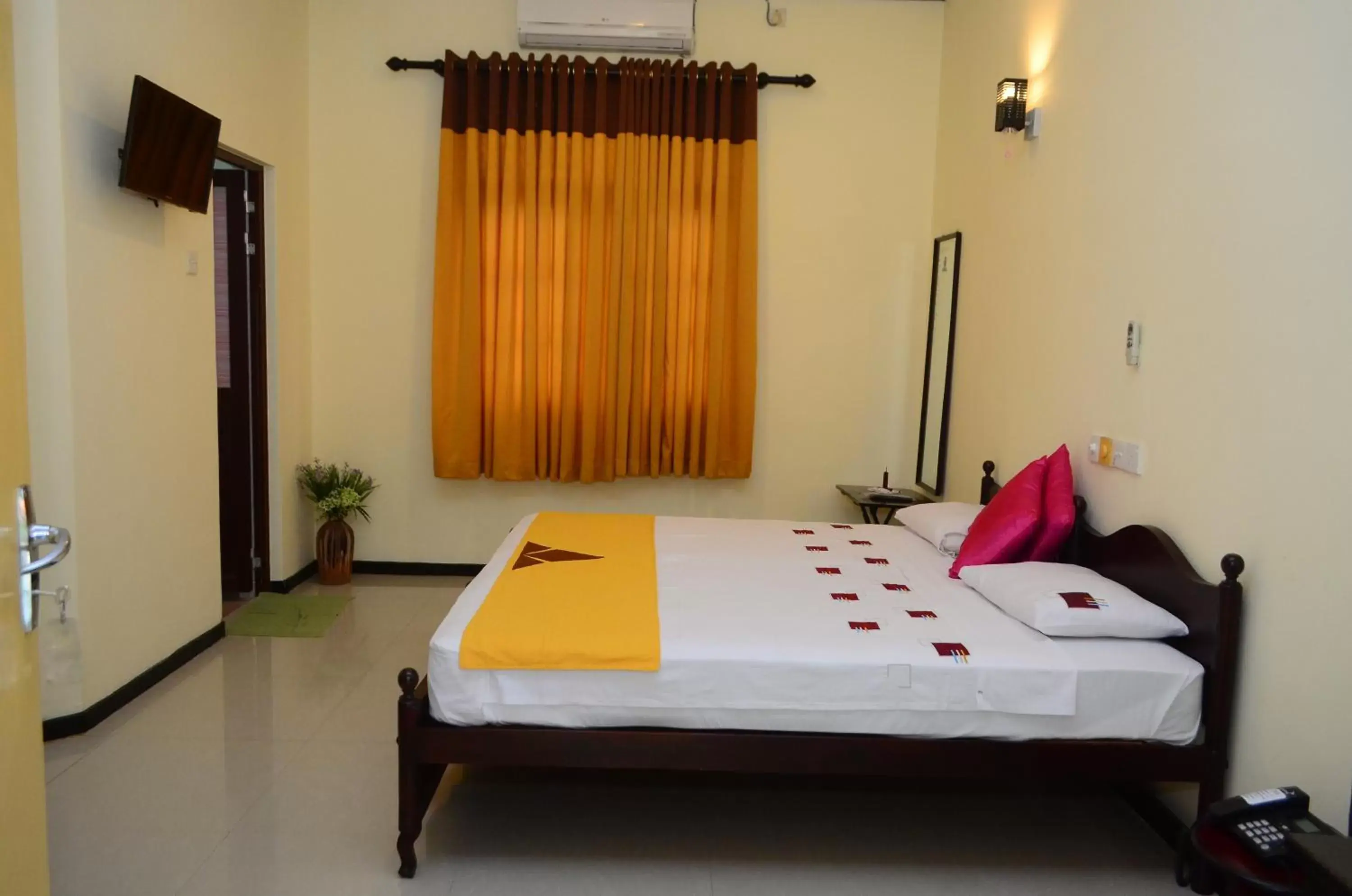 Standard Double Room in Jayasinghe Holiday Resort Standard Double Room in Jayasinghe Holiday Resort