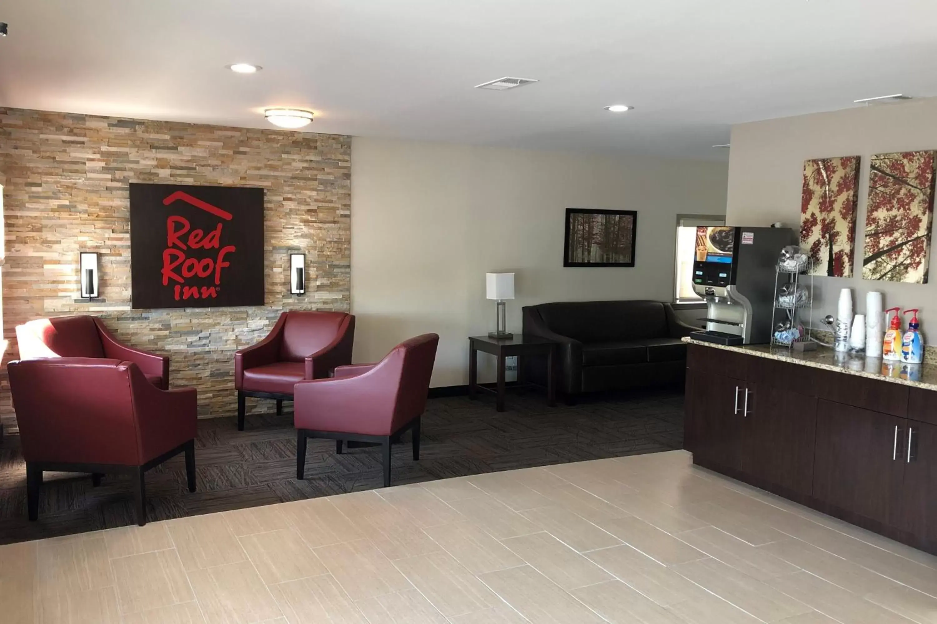 Lobby or reception, Lounge/Bar in Red Roof Inn St George, SC