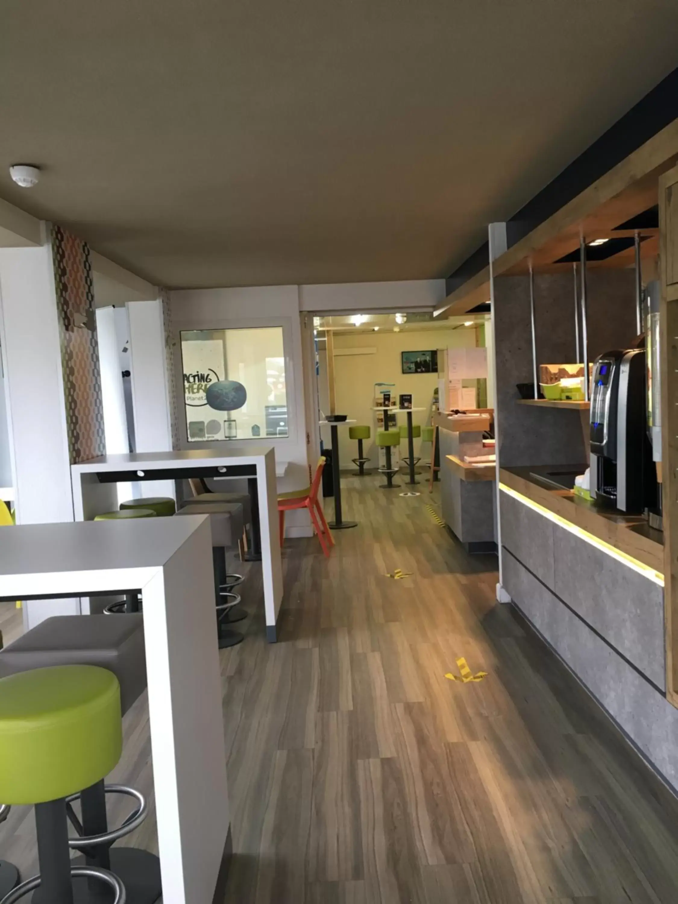 Restaurant/places to eat, Kitchen/Kitchenette in ibis budget Rochefort