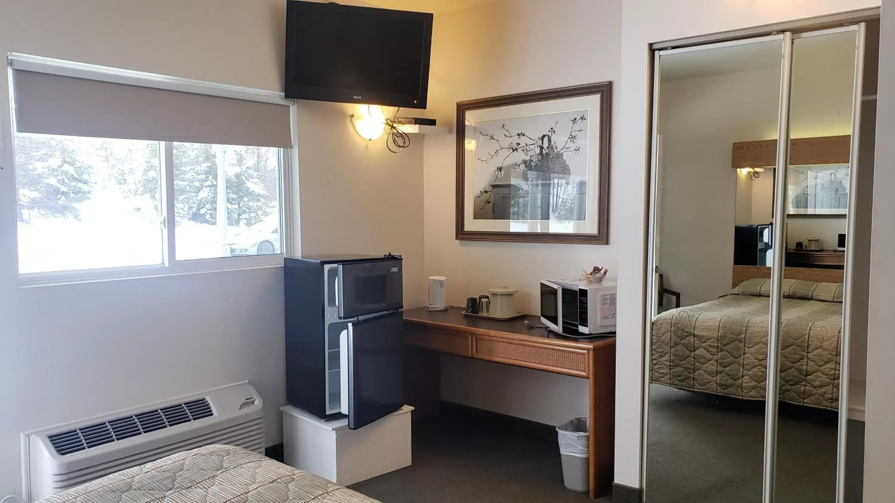 minibar, TV/Entertainment Center in Calabogie Motor Inn