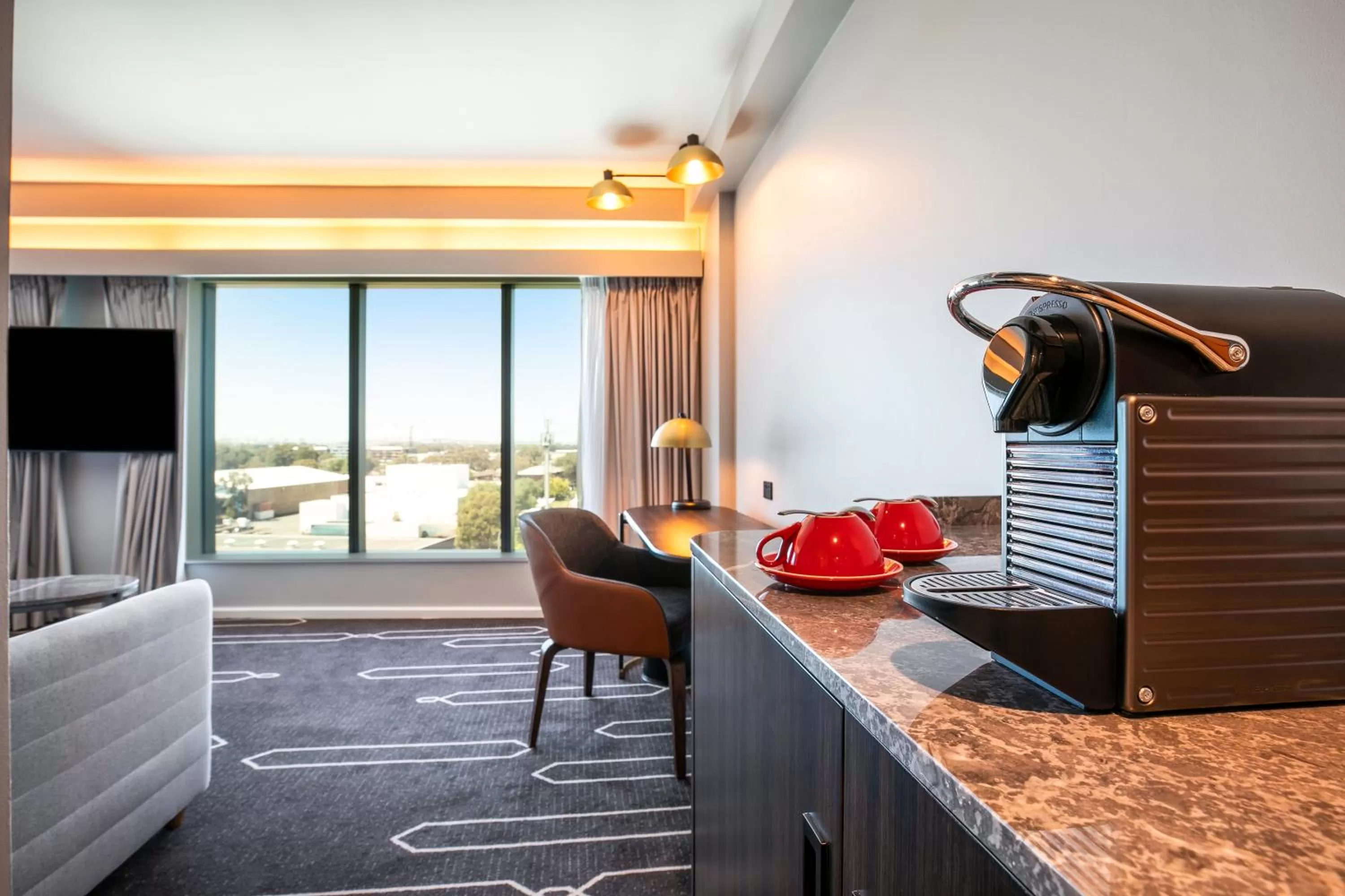 Coffee/tea facilities, Kitchen/Kitchenette in Holiday Inn Sydney Airport, an IHG Hotel