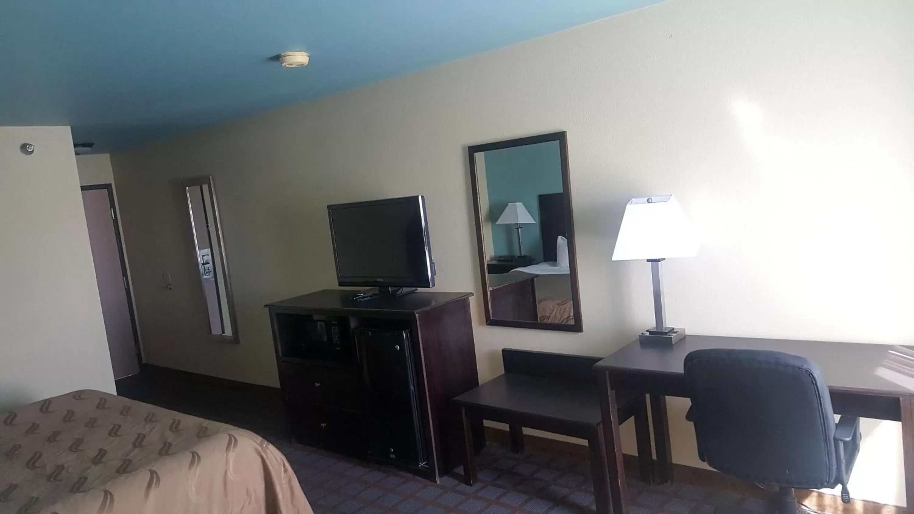Photo of the whole room, TV/Entertainment Center in SureStay Plus Hotel by Best Western Blue Springs