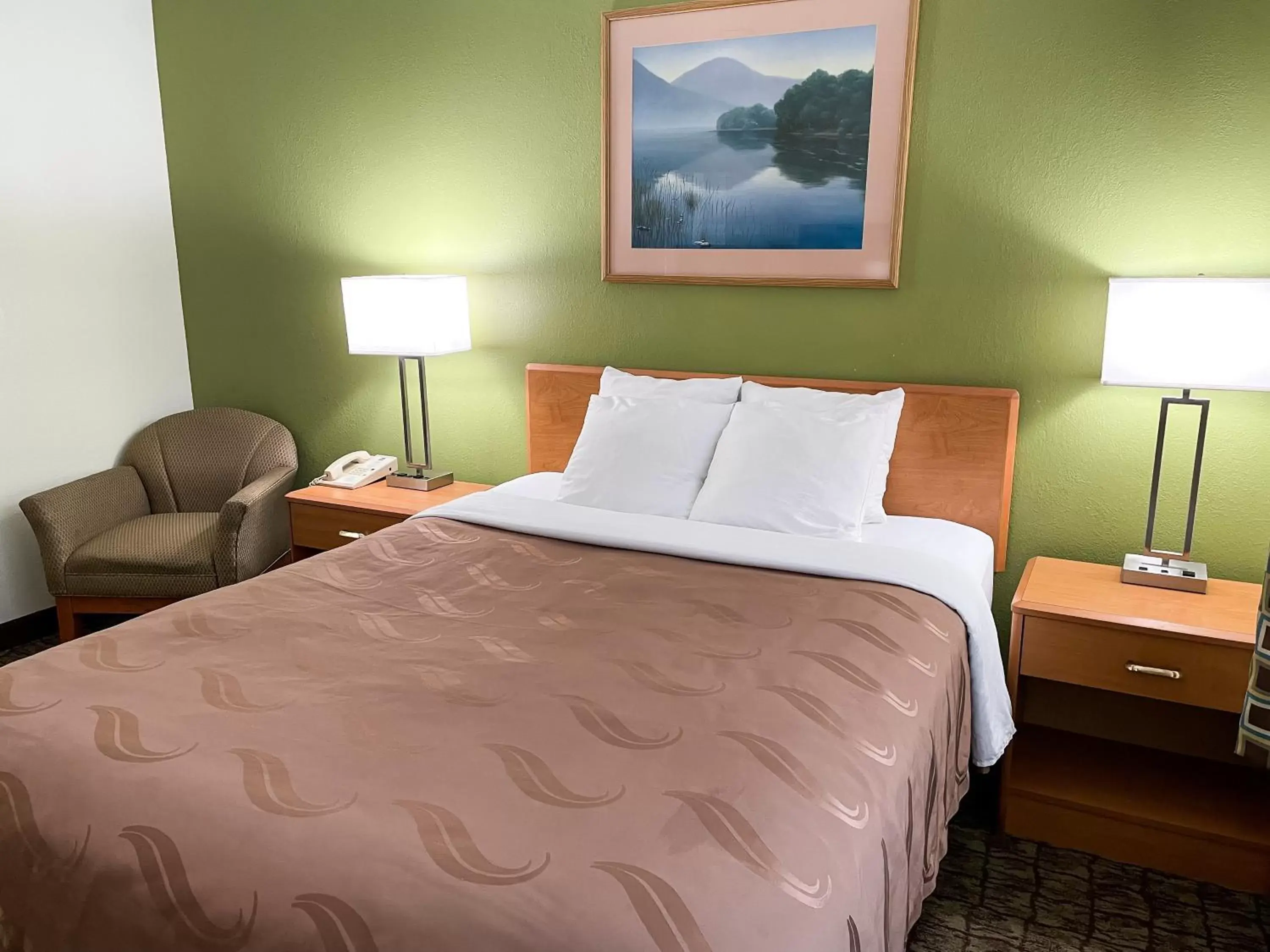 Bed in Hudson Inn & Suites