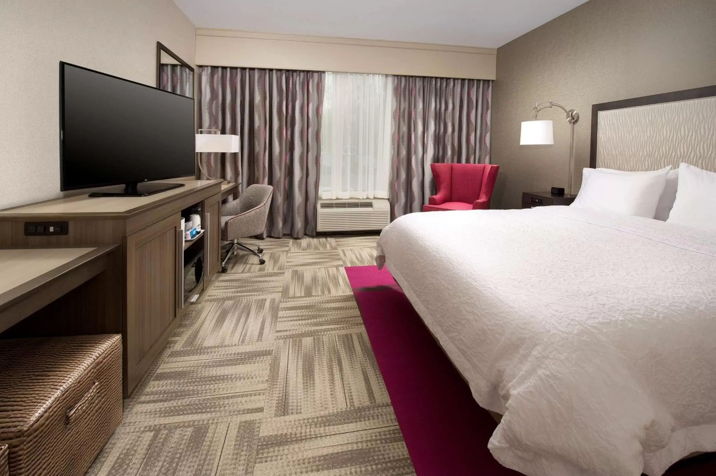 Bed in Hampton Inn Louisville East Hurstbourne