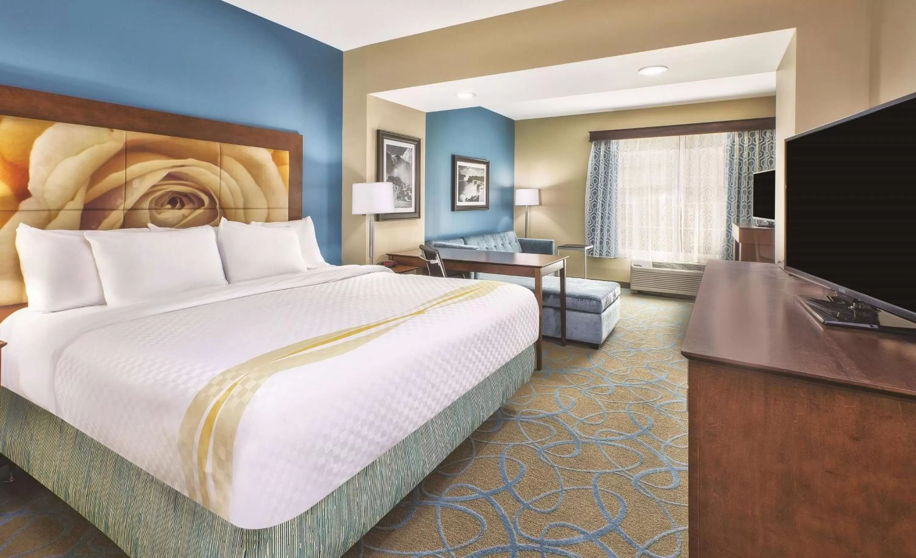 Photo of the whole room, Bed in La Quinta by Wyndham Niagara Falls