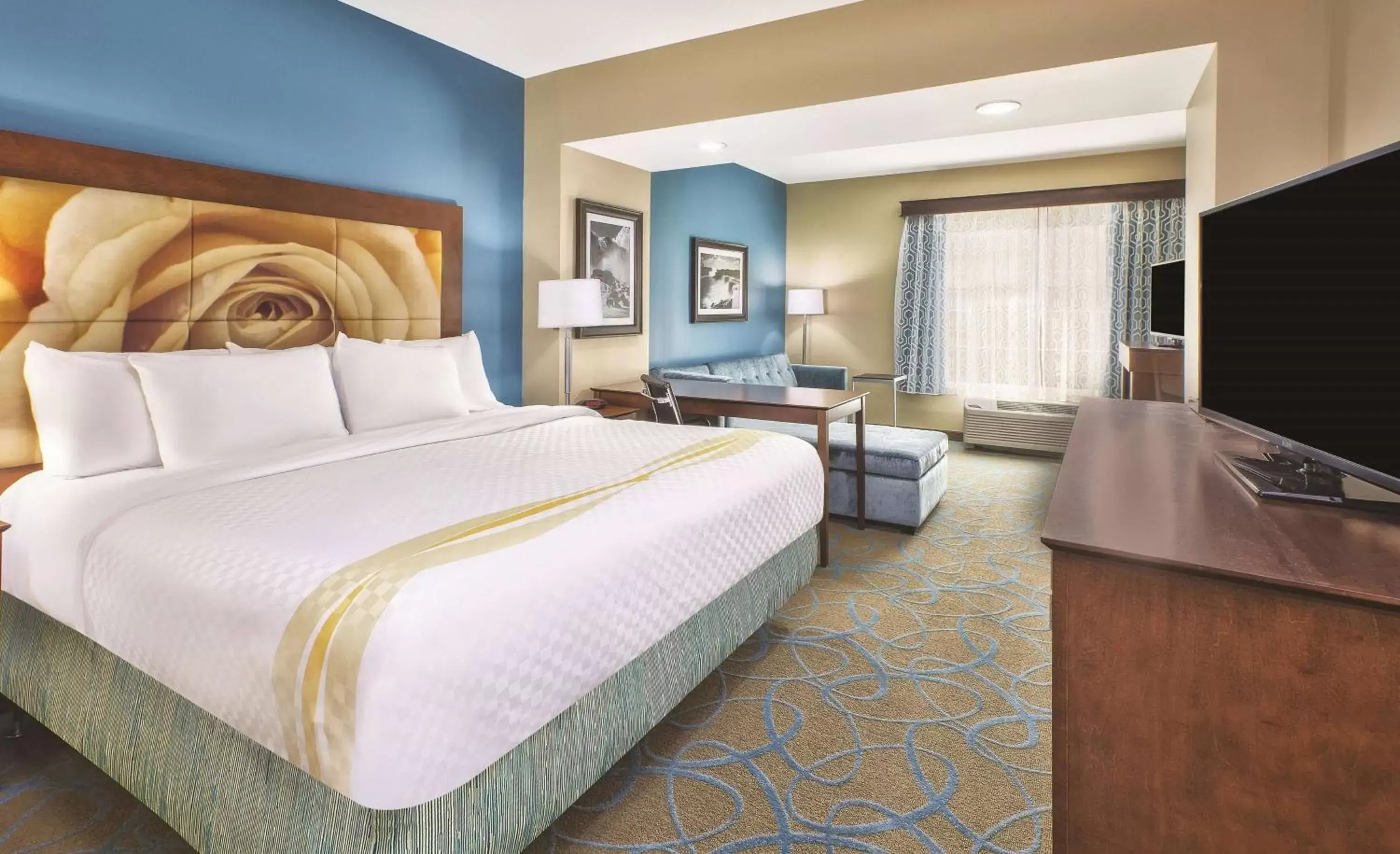 Photo of the whole room in La Quinta by Wyndham Niagara Falls