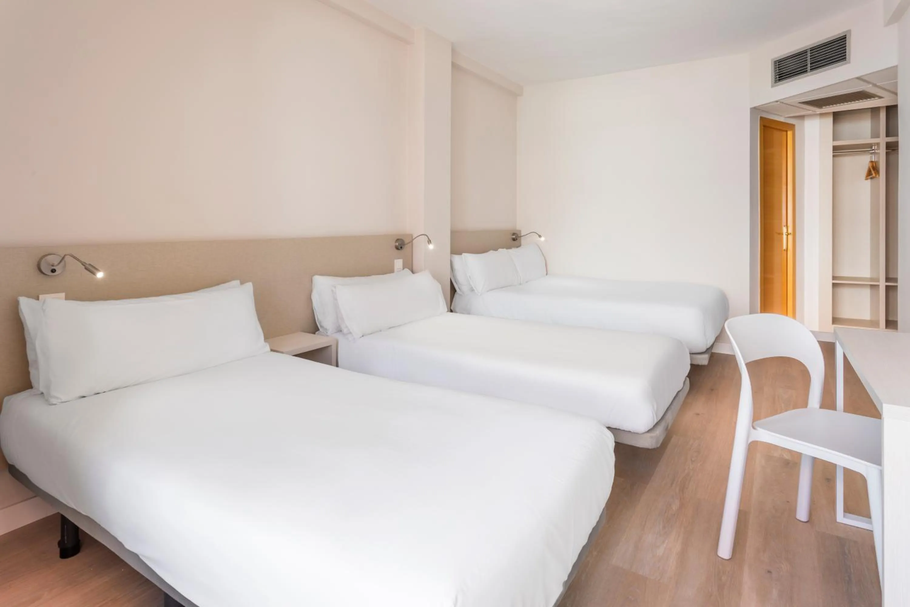 Photo of the whole room, Bed in Hotel Andalucía