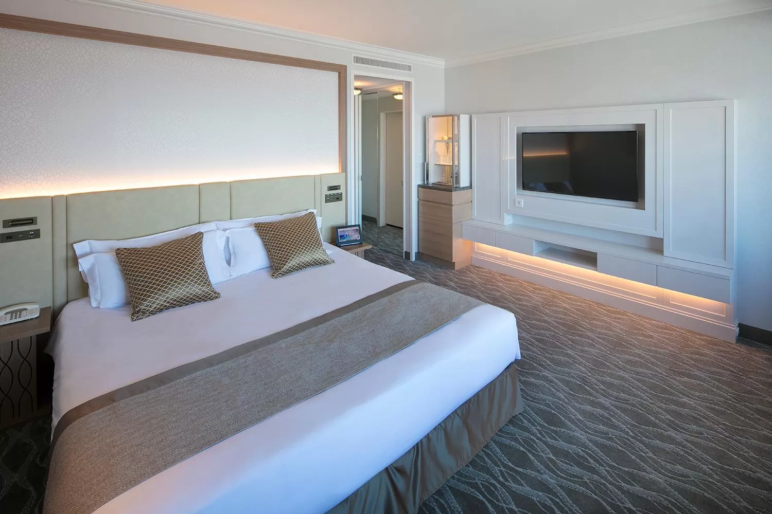 Sky Resort Floor Atelier Deluxe Double Room with City View in Yokohama Royal Park Hotel