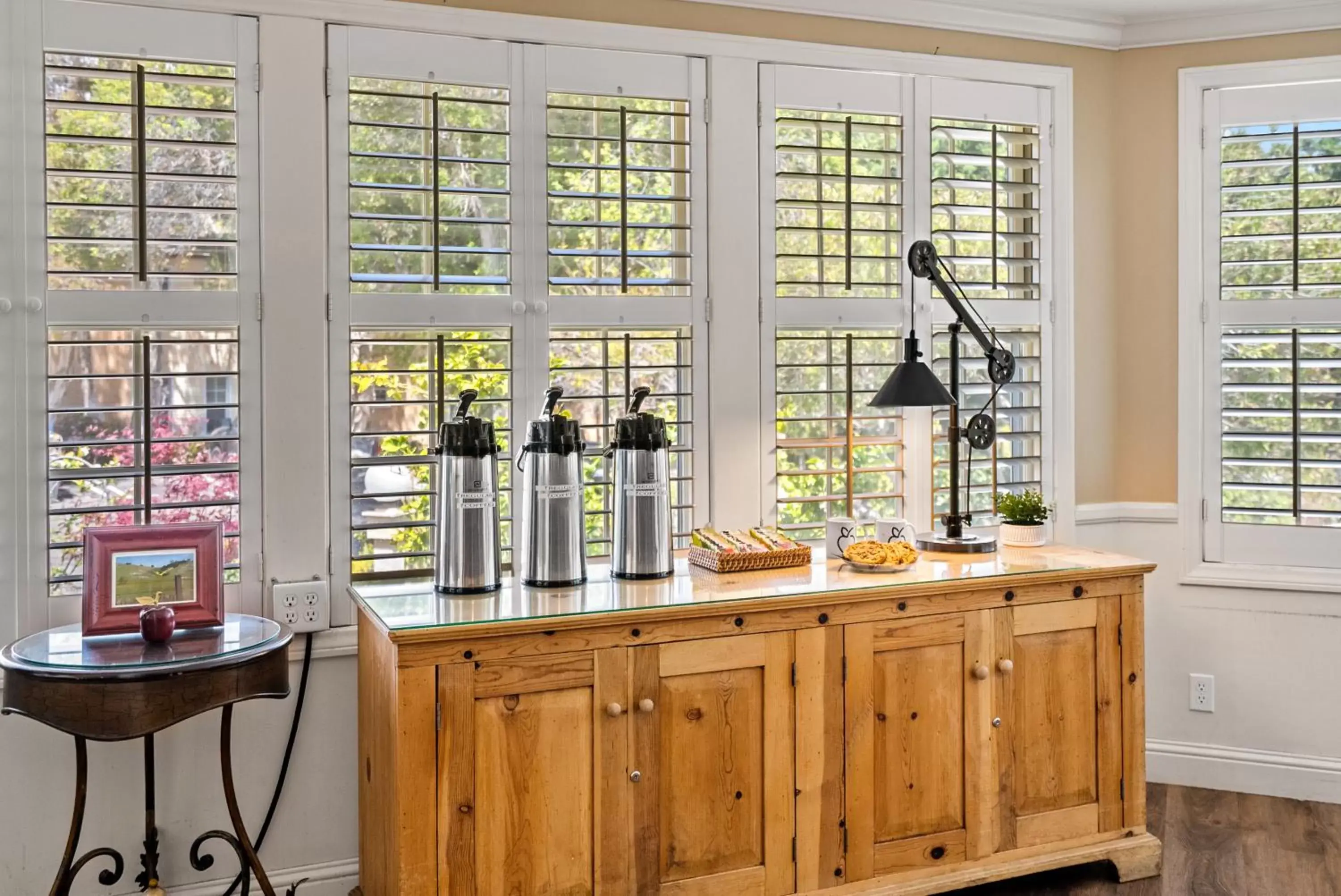 Coffee/tea facilities in Apple Farm Inn